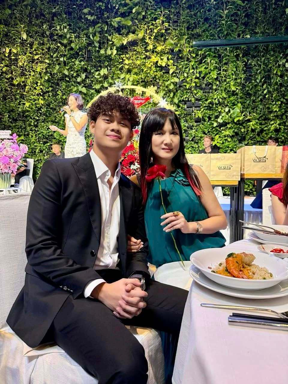 Sao Việt 18/12: Trấn Thành gặp gỡ 2 Hoa hậu nổi tiếng, Bảo Anh bình yên bên con - 19