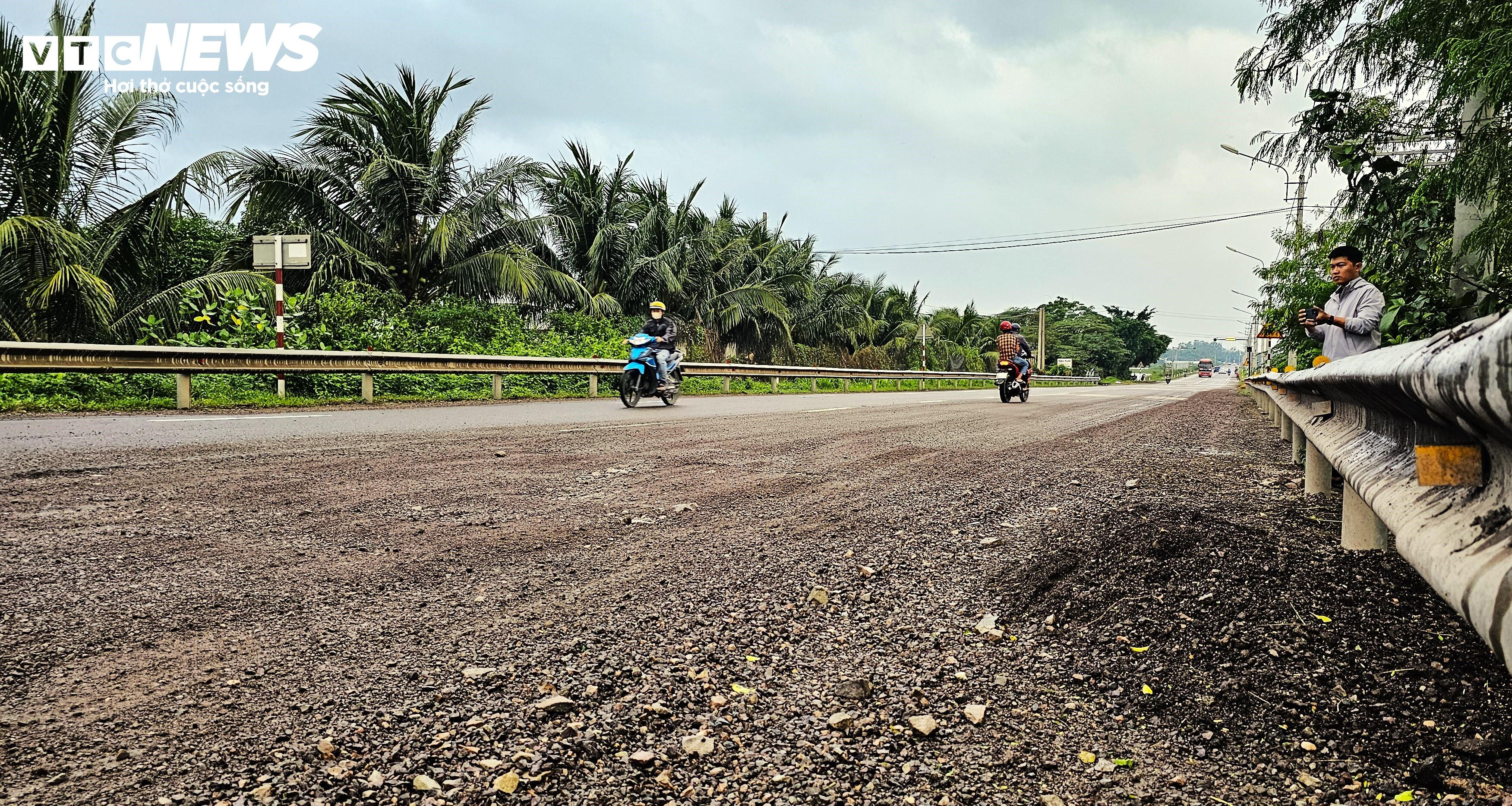 Người Bình Định ngã nhào như phim hành động trên đoạn quốc lộ xấu nhất Việt Nam - 5