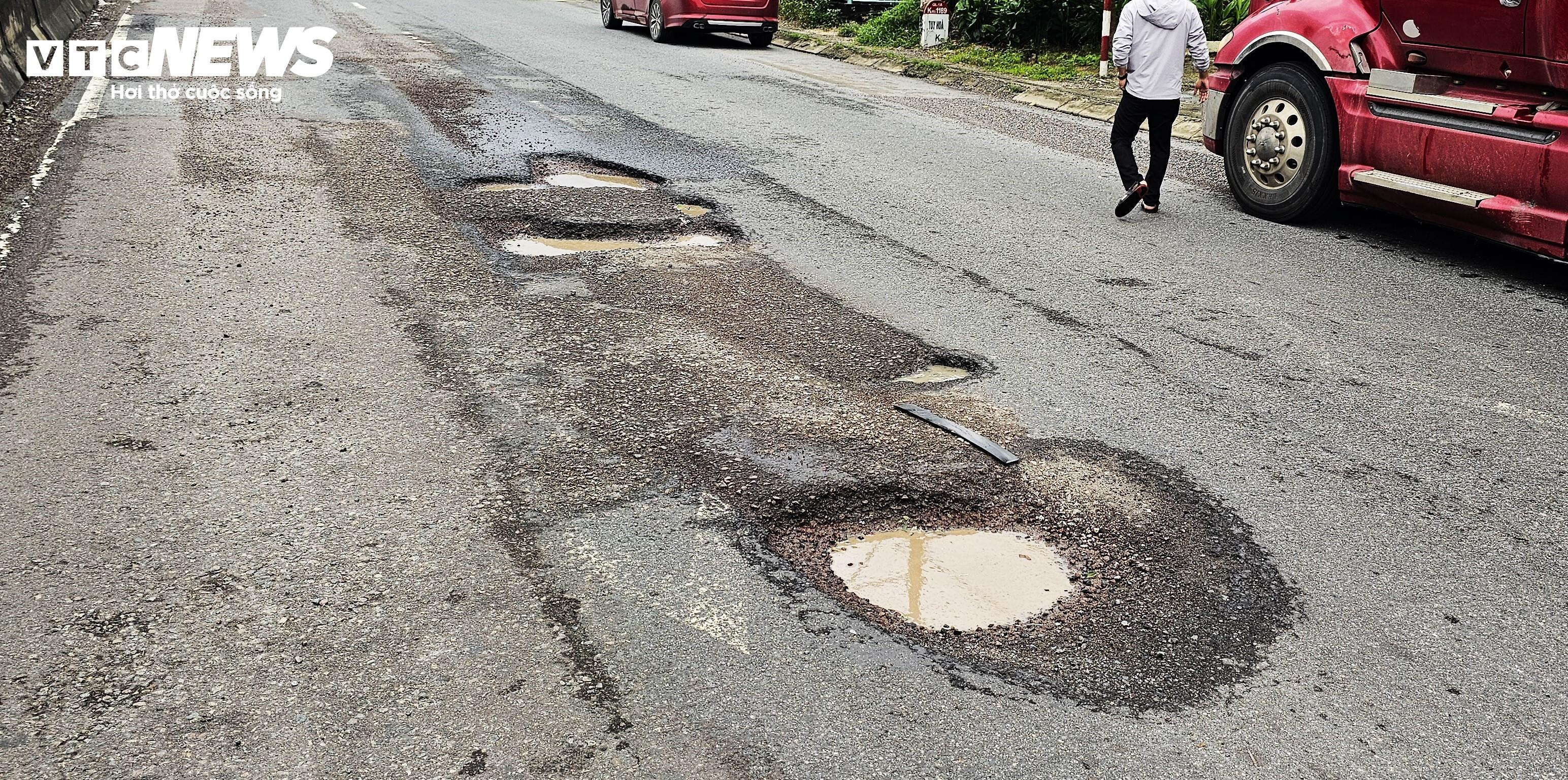 Người Bình Định ngã nhào như phim hành động trên đoạn quốc lộ xấu nhất Việt Nam - 6