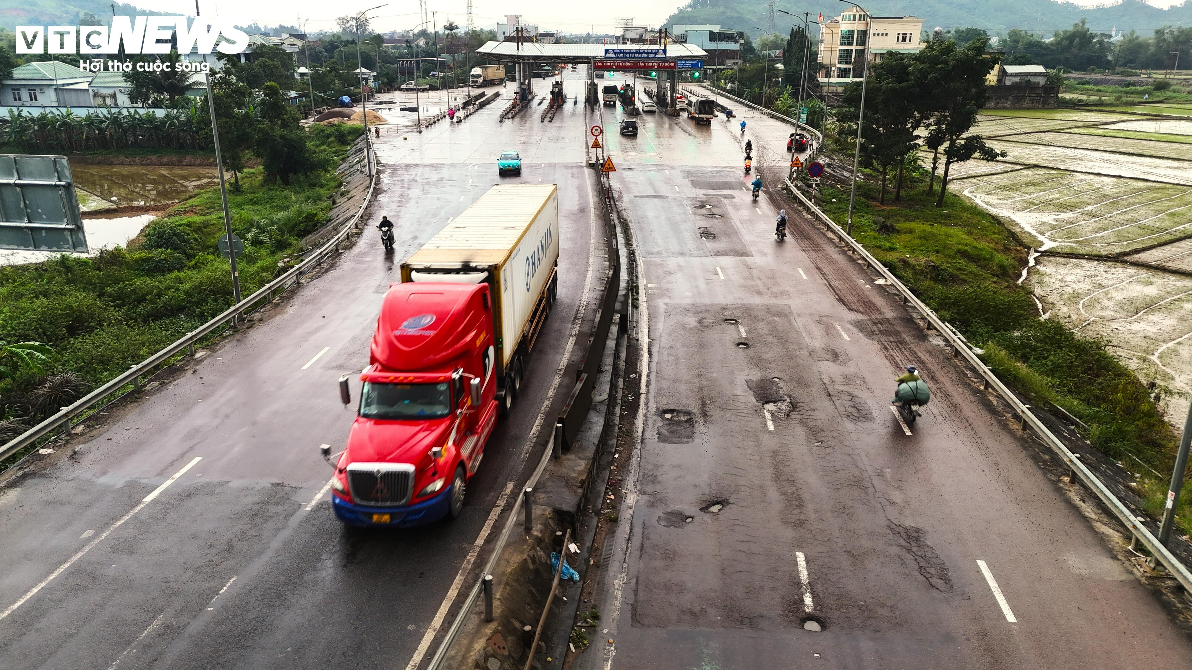 Người Bình Định ngã nhào như phim hành động trên đoạn quốc lộ xấu nhất Việt Nam - 4