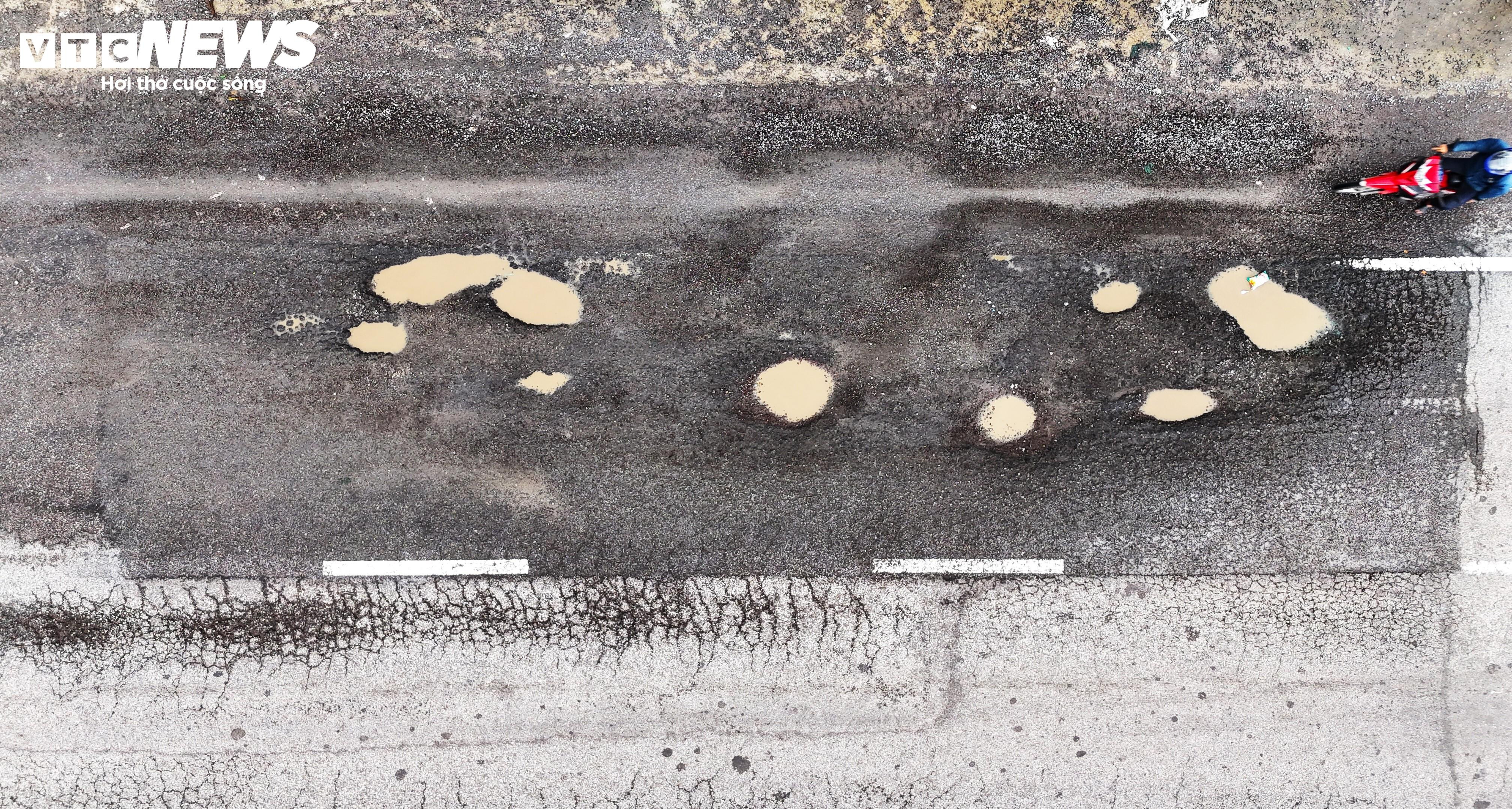 Người Bình Định ngã nhào như phim hành động trên đoạn quốc lộ xấu nhất Việt Nam - 13