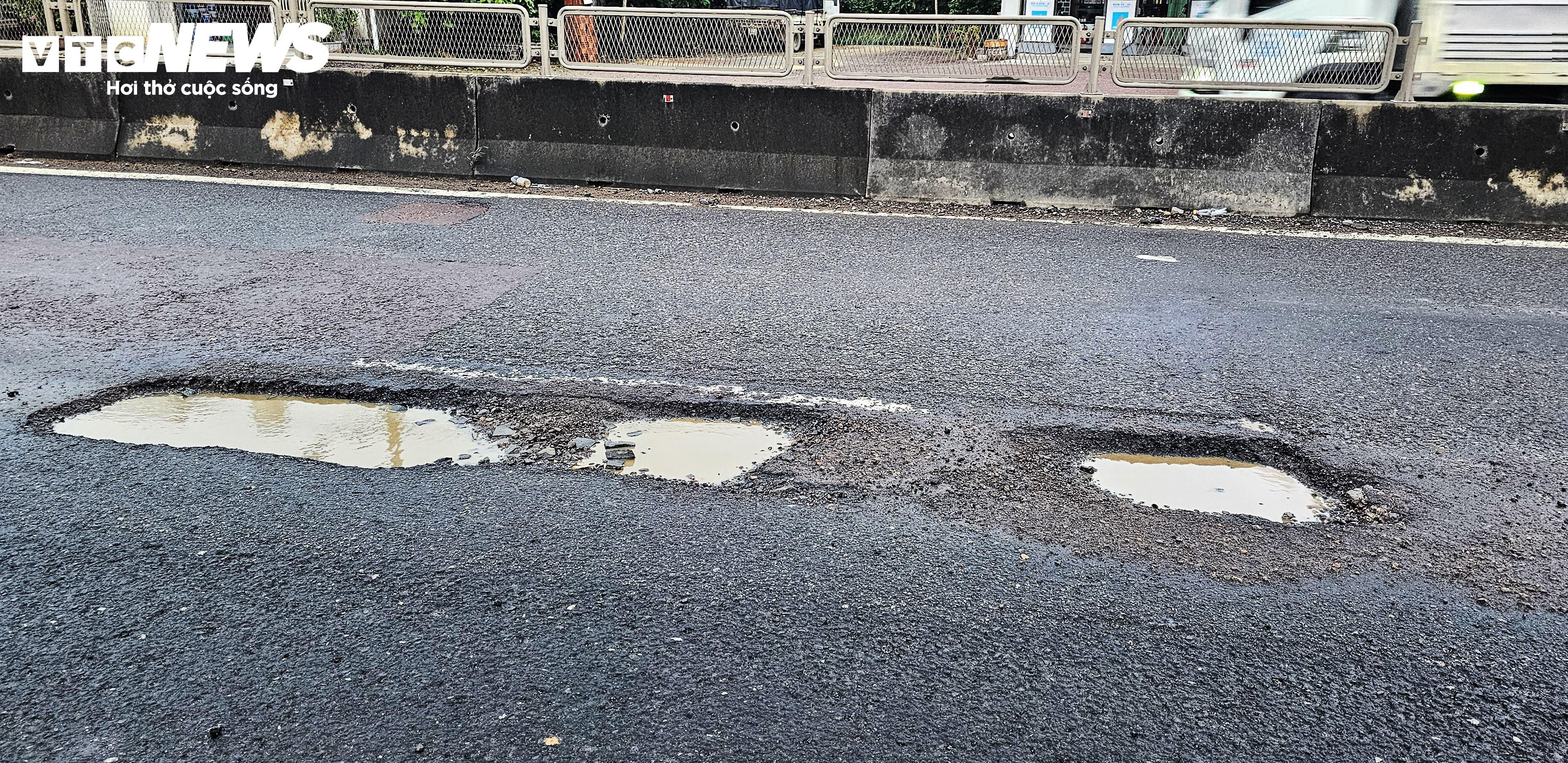 Người Bình Định ngã nhào như phim hành động trên đoạn quốc lộ xấu nhất Việt Nam - 2