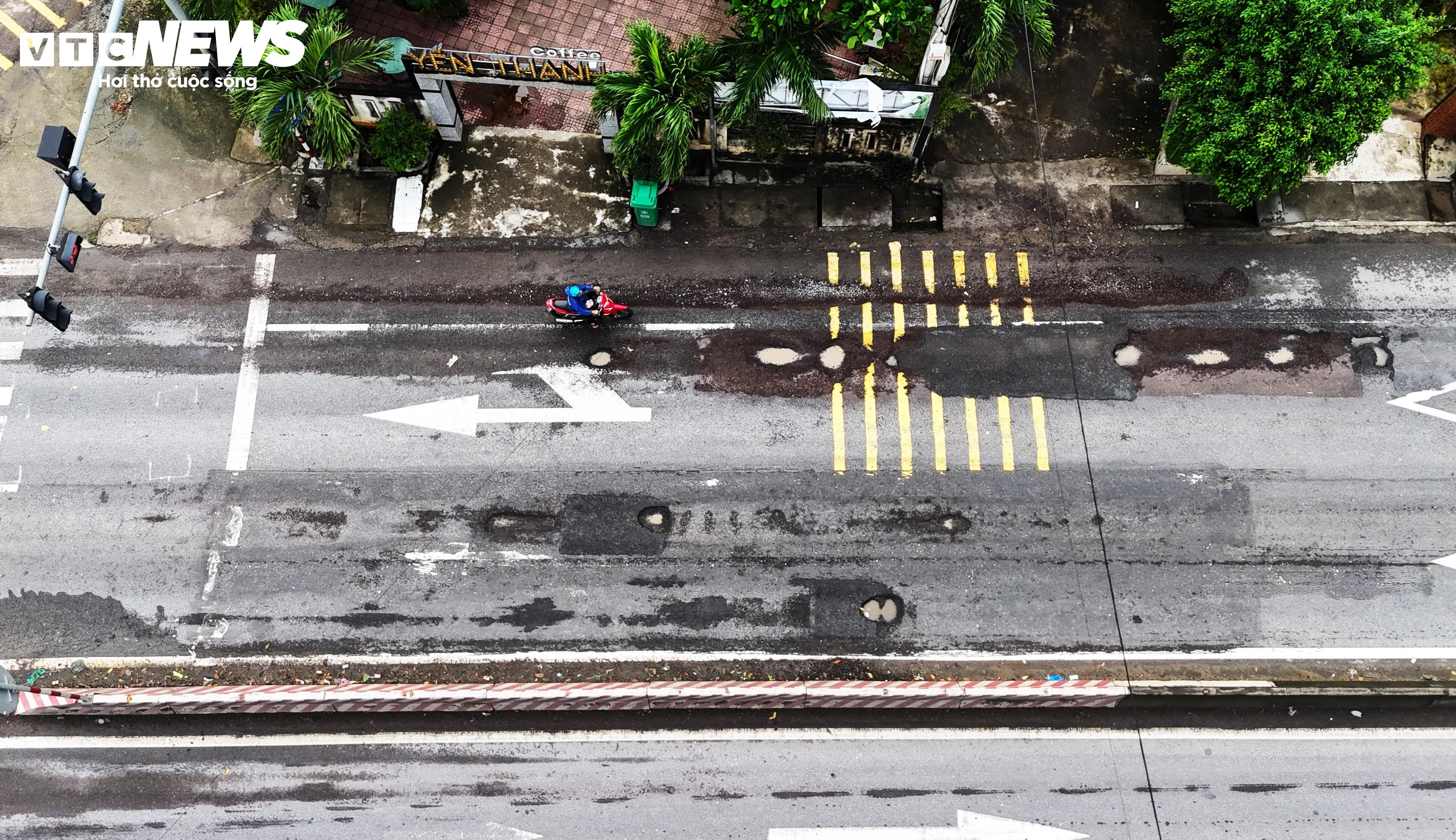 Người Bình Định ngã nhào như phim hành động trên đoạn quốc lộ xấu nhất Việt Nam - 10