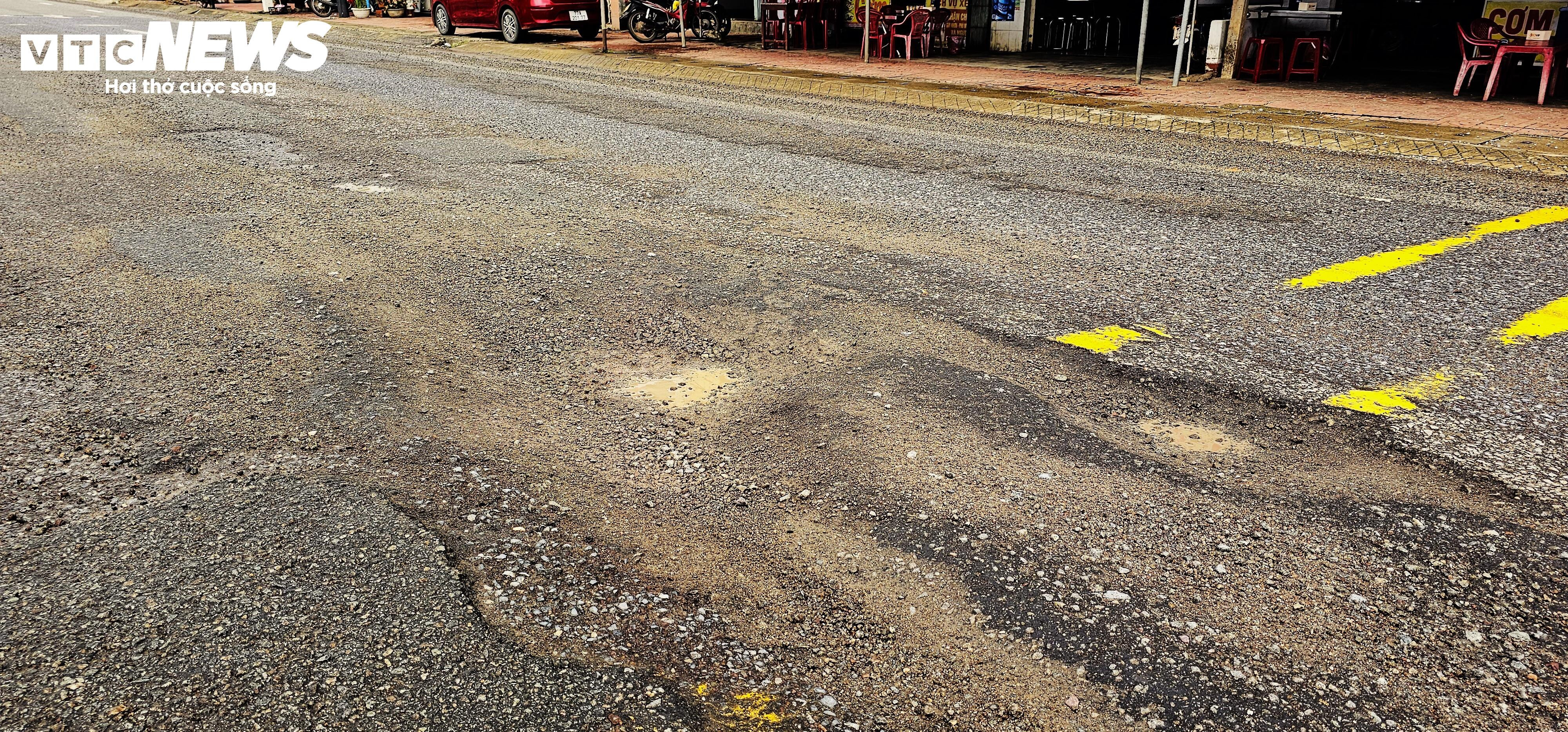 Người Bình Định ngã nhào như phim hành động trên đoạn quốc lộ xấu nhất Việt Nam - 9