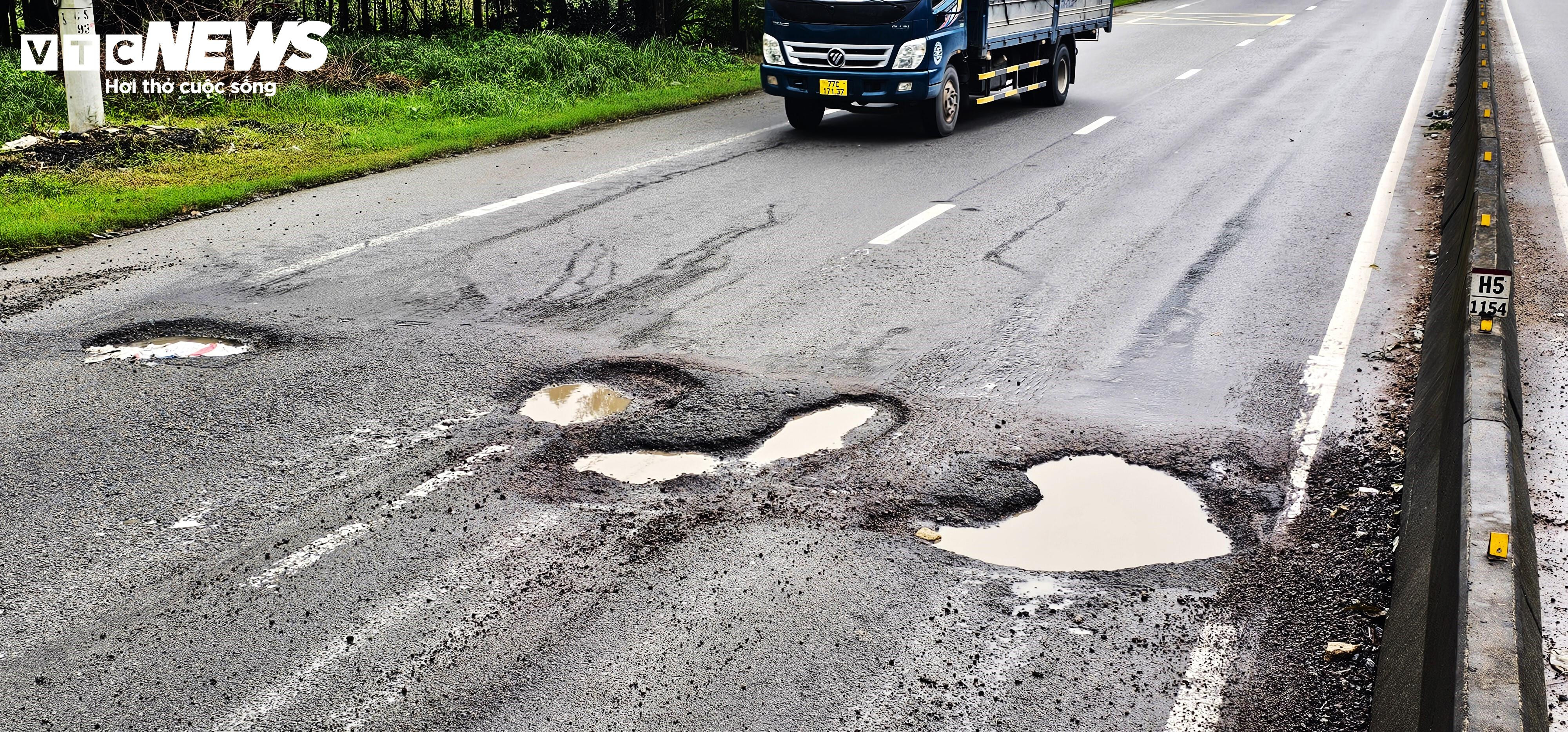 Người Bình Định ngã nhào như phim hành động trên đoạn quốc lộ xấu nhất Việt Nam - 11