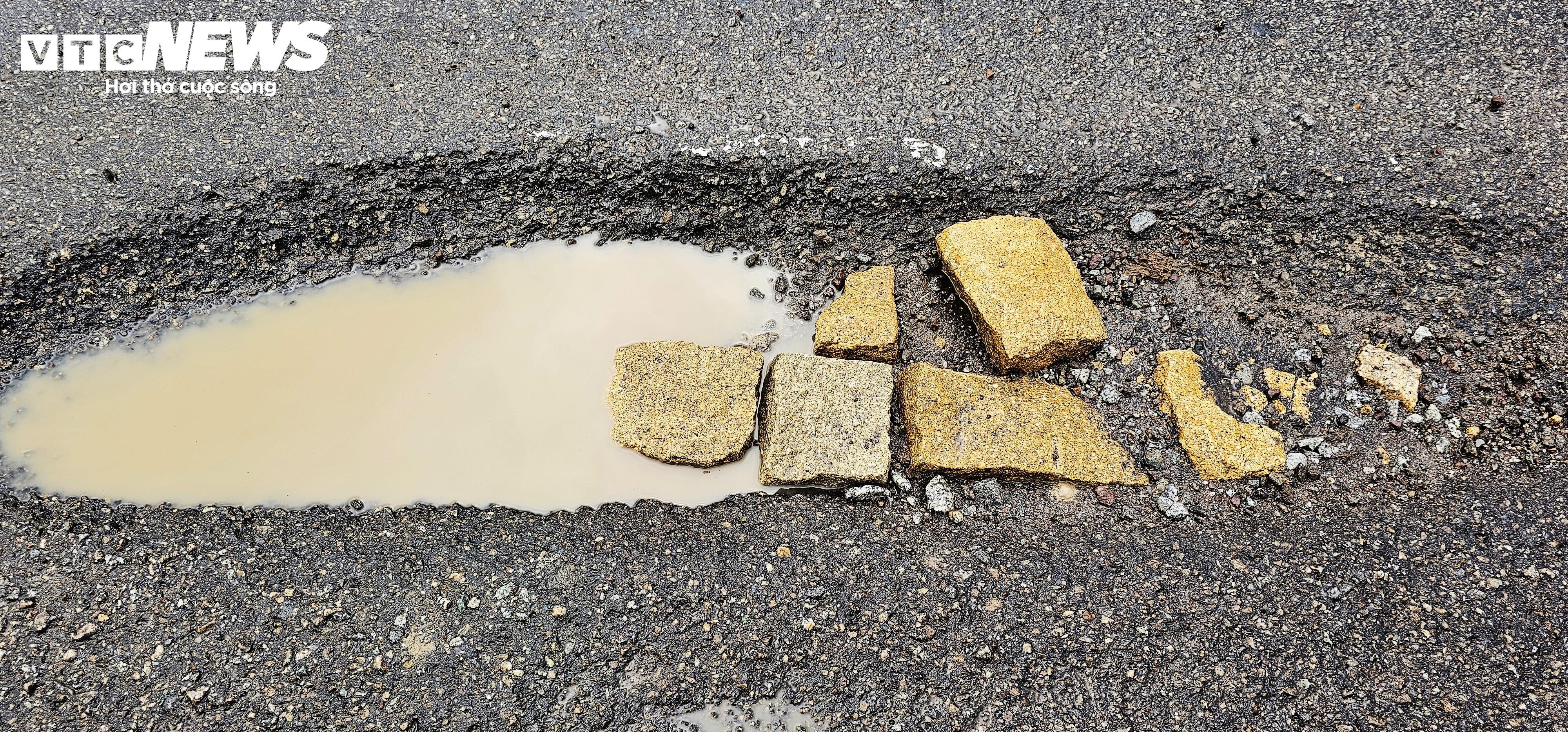 Người Bình Định ngã nhào như phim hành động trên đoạn quốc lộ xấu nhất Việt Nam - 12