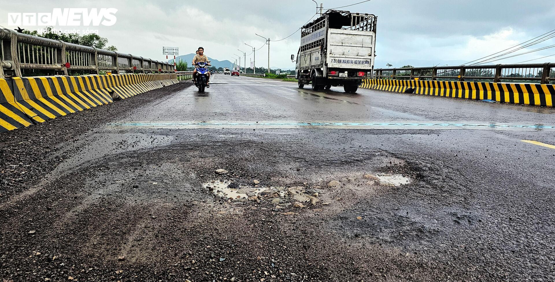 Người Bình Định ngã nhào như phim hành động trên đoạn quốc lộ xấu nhất Việt Nam - 3