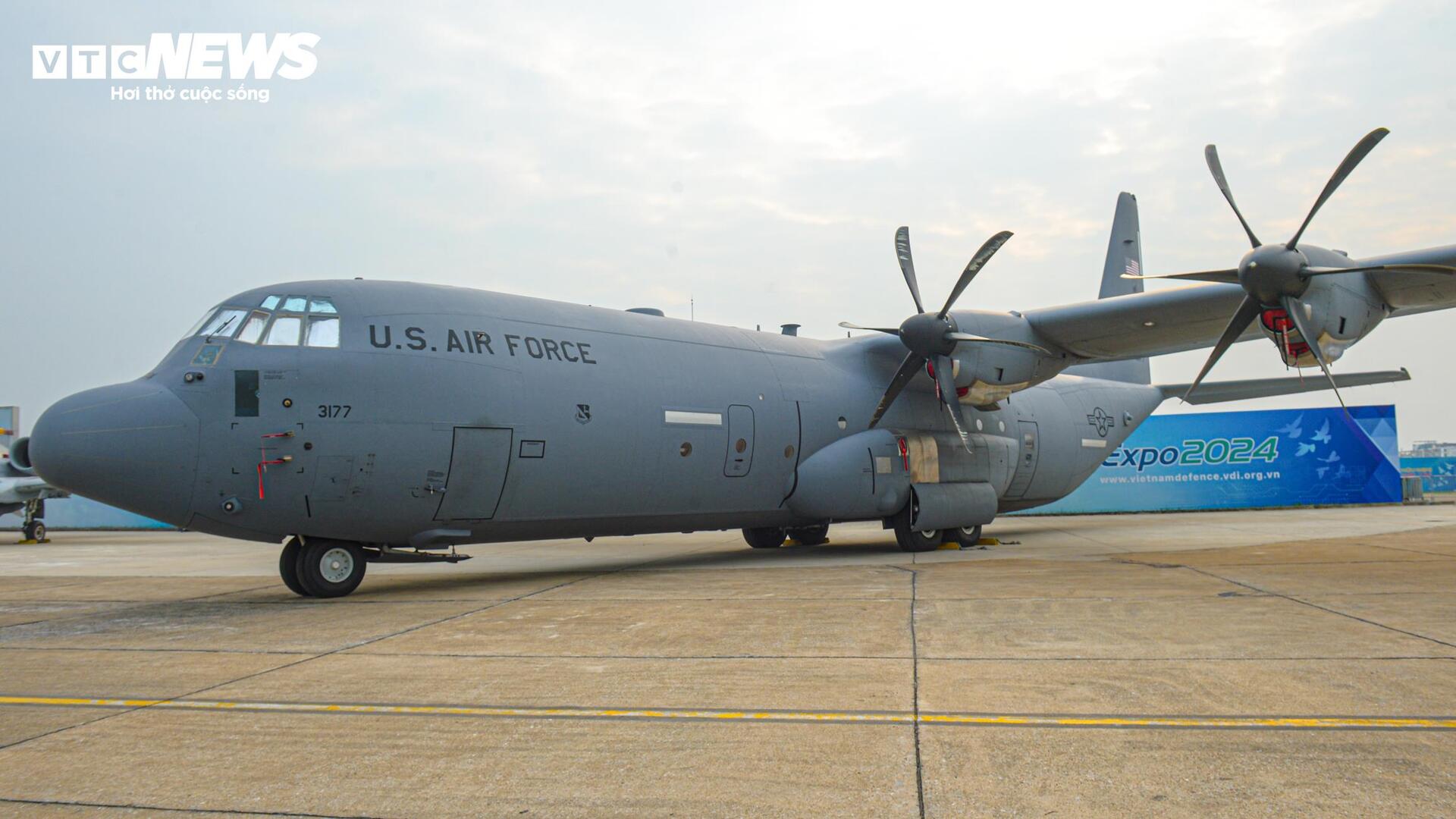 Cường kích A-10 và 'ngựa thồ' C-130J của Mỹ tại sân bay Gia Lâm - 2