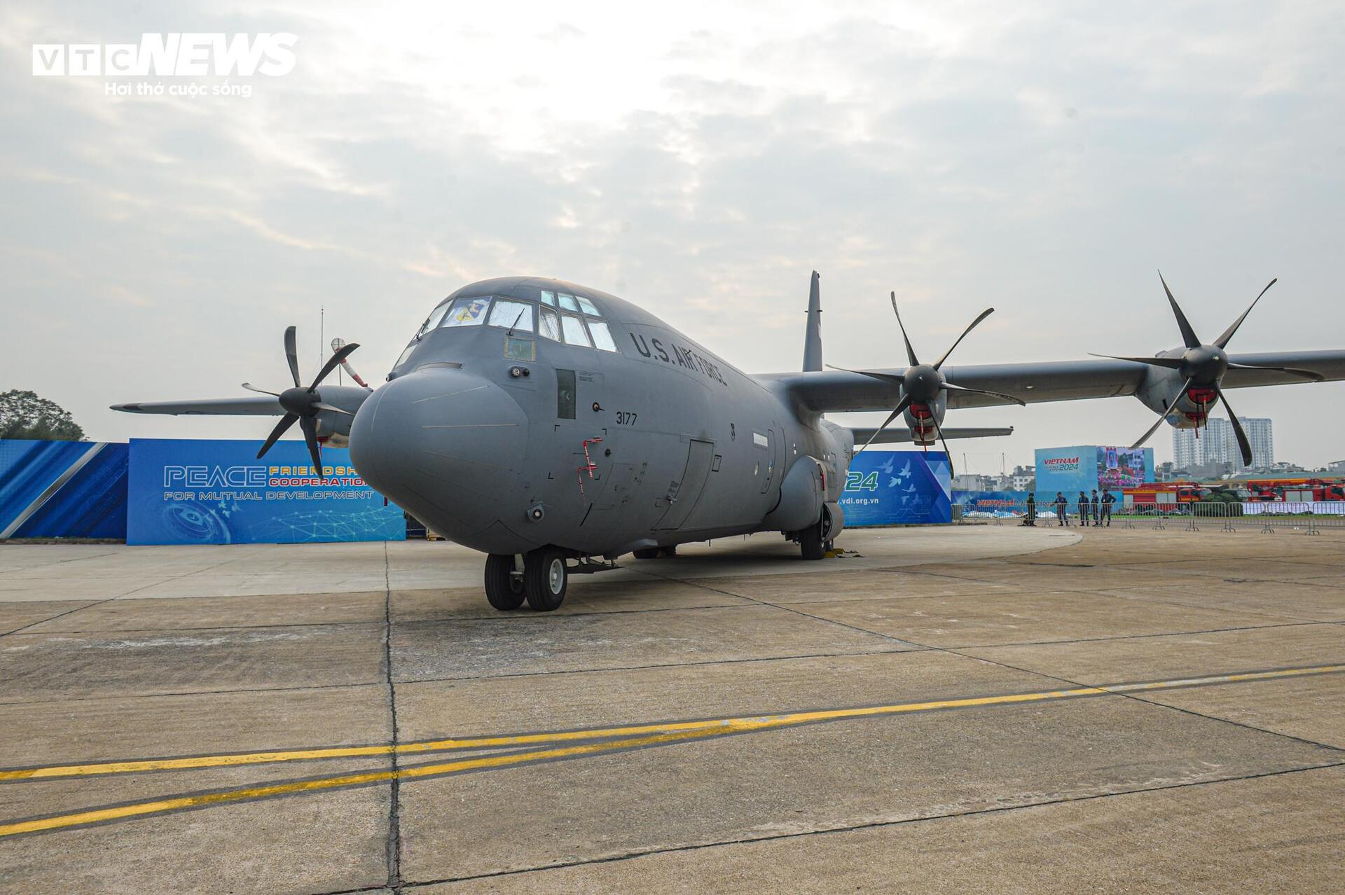 Cường kích A-10 và 'ngựa thồ' C-130J của Mỹ tại sân bay Gia Lâm - 7