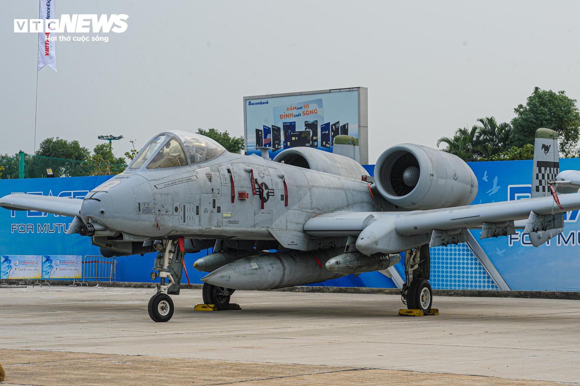 Cường kích A-10 và 'ngựa thồ' C-130J của Mỹ tại sân bay Gia Lâm - 8