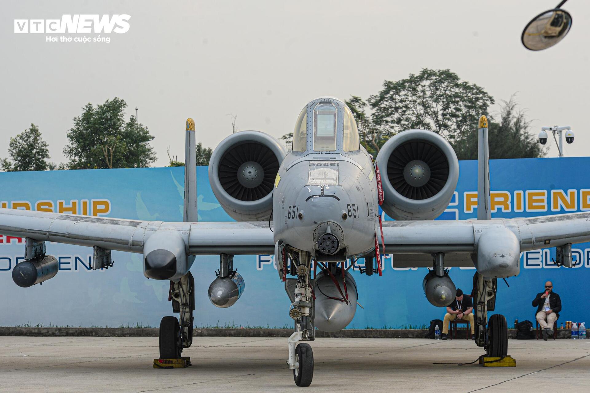 Cường kích A-10 và 'ngựa thồ' C-130J của Mỹ tại sân bay Gia Lâm - 9