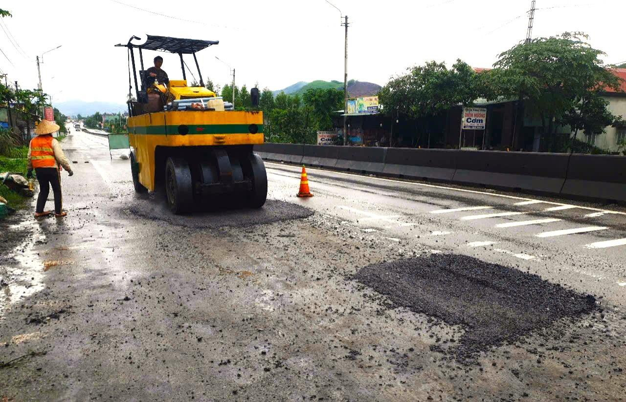 Người Bình Định ngã nhào như phim hành động trên đoạn quốc lộ xấu nhất Việt Nam - 17