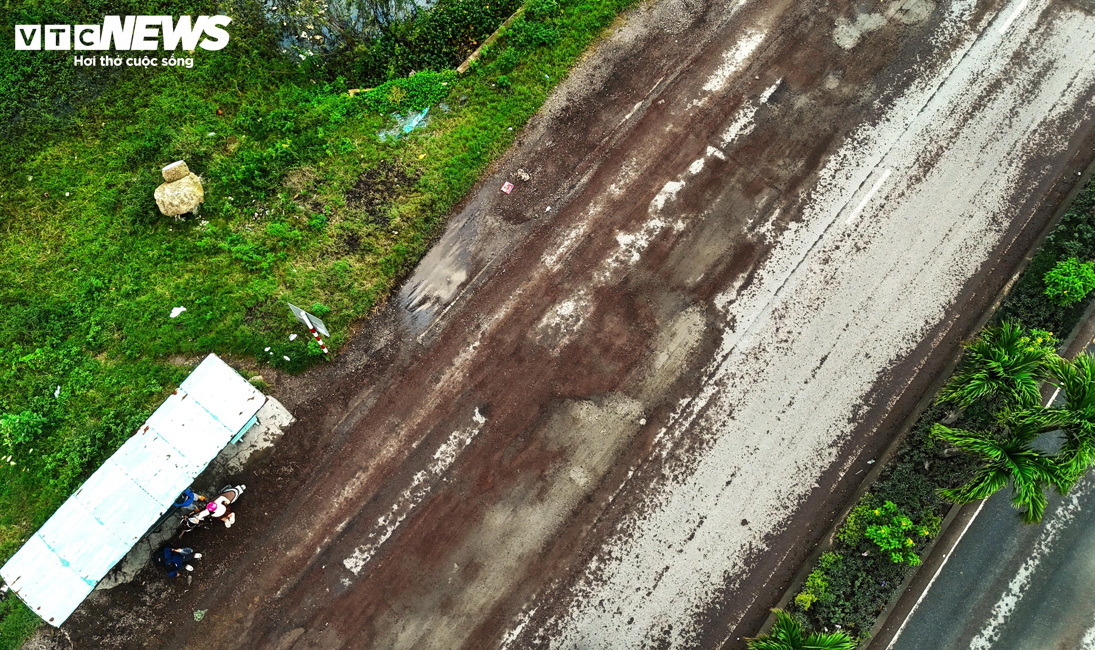 Người Bình Định ngã nhào như phim hành động trên đoạn quốc lộ xấu nhất Việt Nam - 1