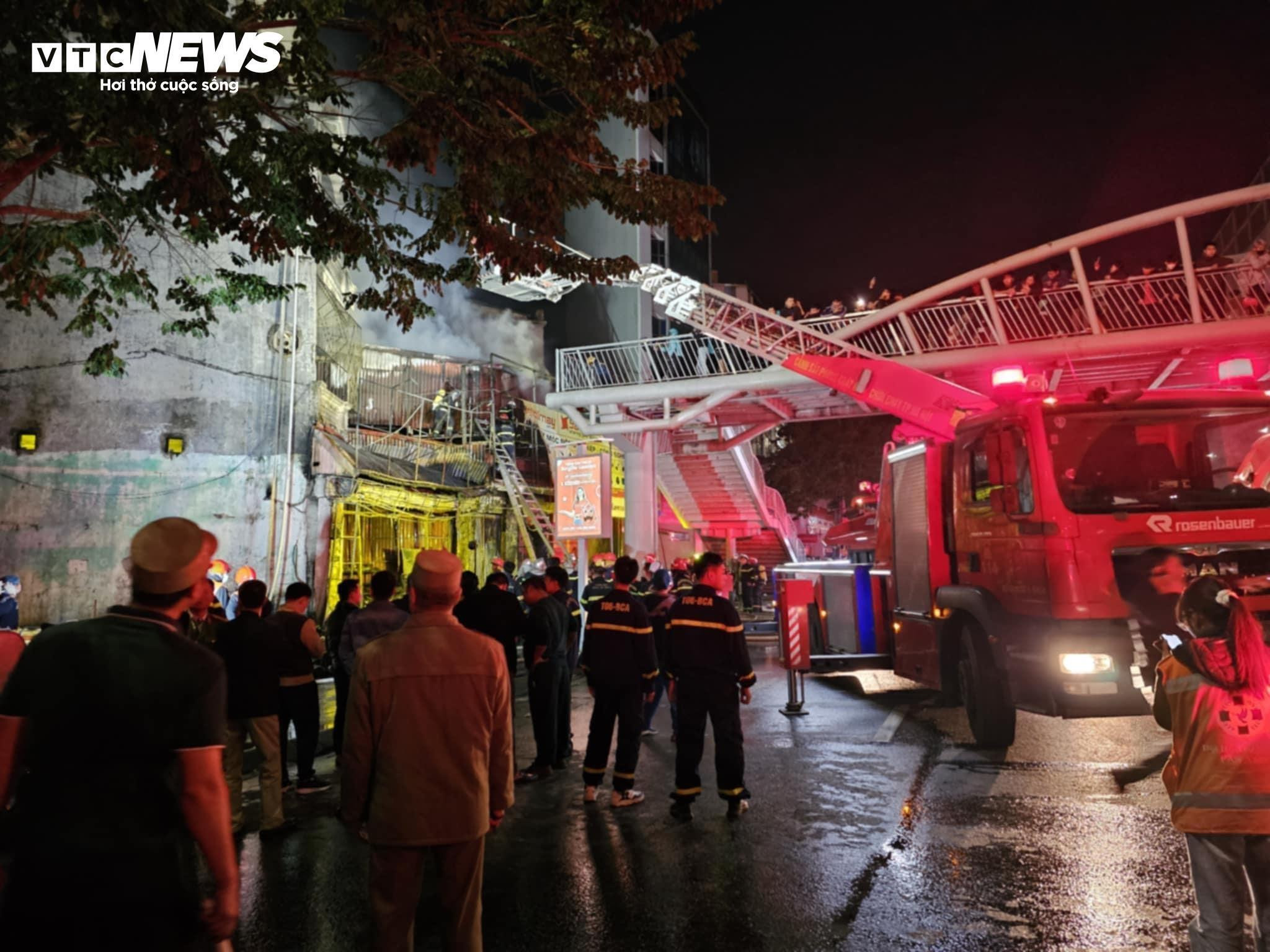 Hiện trường tan hoang sau vụ cháy quán cà phê ở Hà Nội, 11 người tử vong - 2