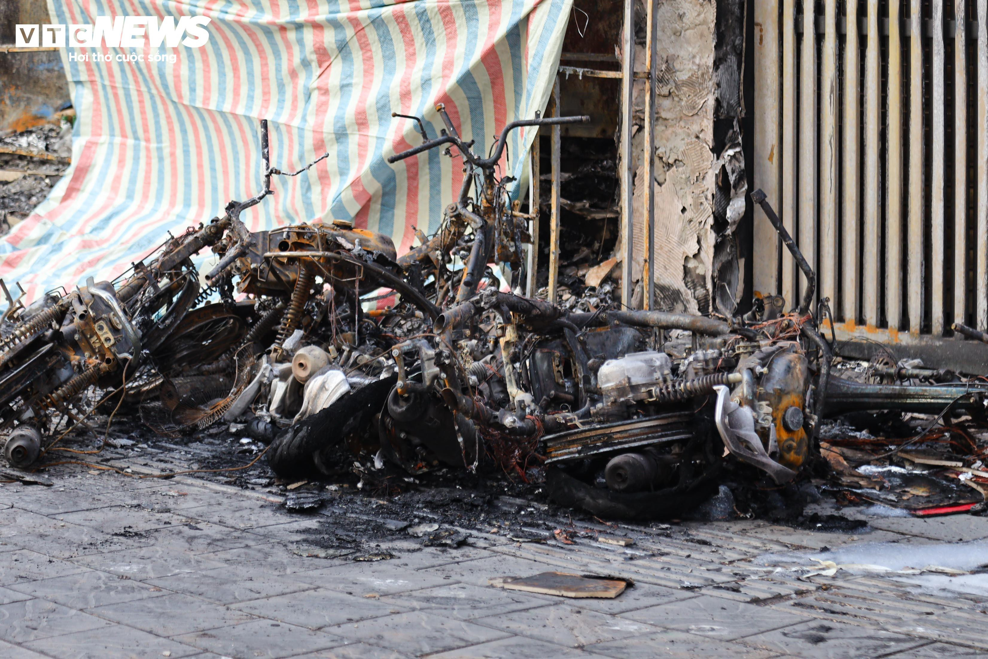Hiện trường tan hoang sau vụ cháy quán cà phê ở Hà Nội, 11 người tử vong - 7