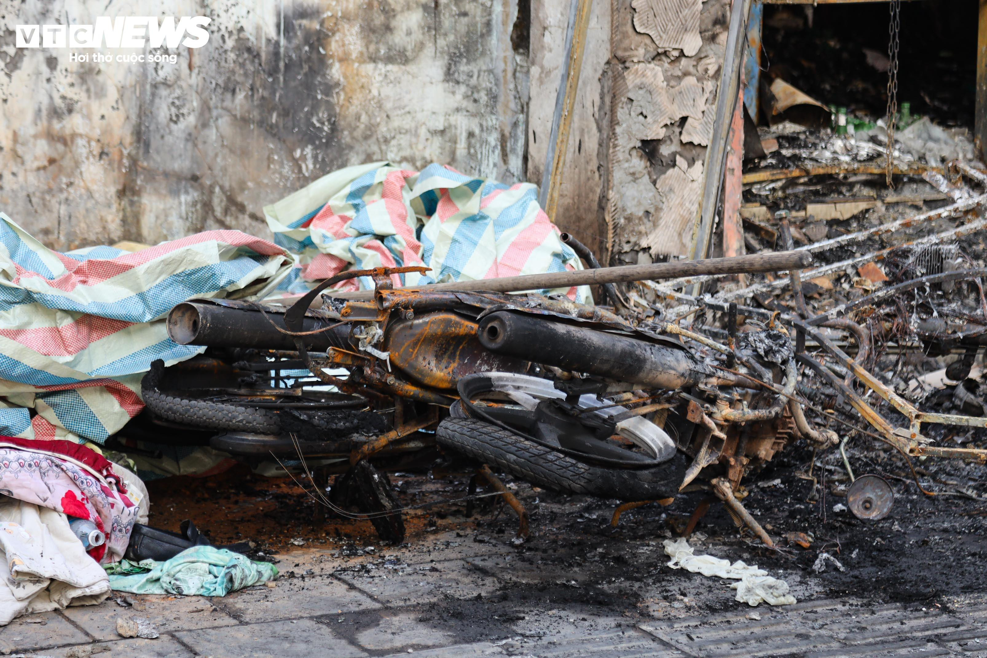 Hiện trường tan hoang sau vụ cháy quán cà phê ở Hà Nội, 11 người tử vong - 8