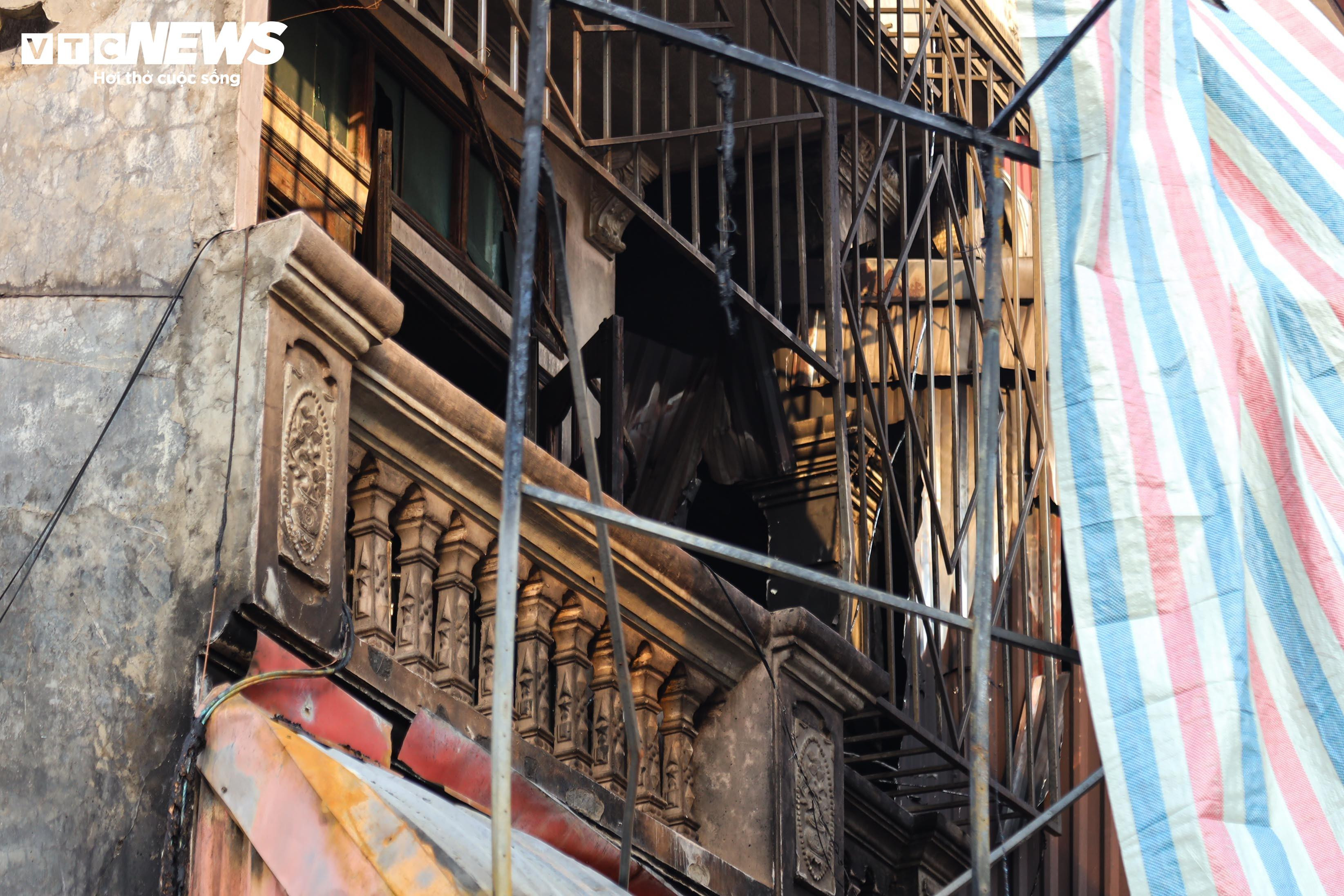 Hiện trường tan hoang sau vụ cháy quán cà phê ở Hà Nội, 11 người tử vong - 13