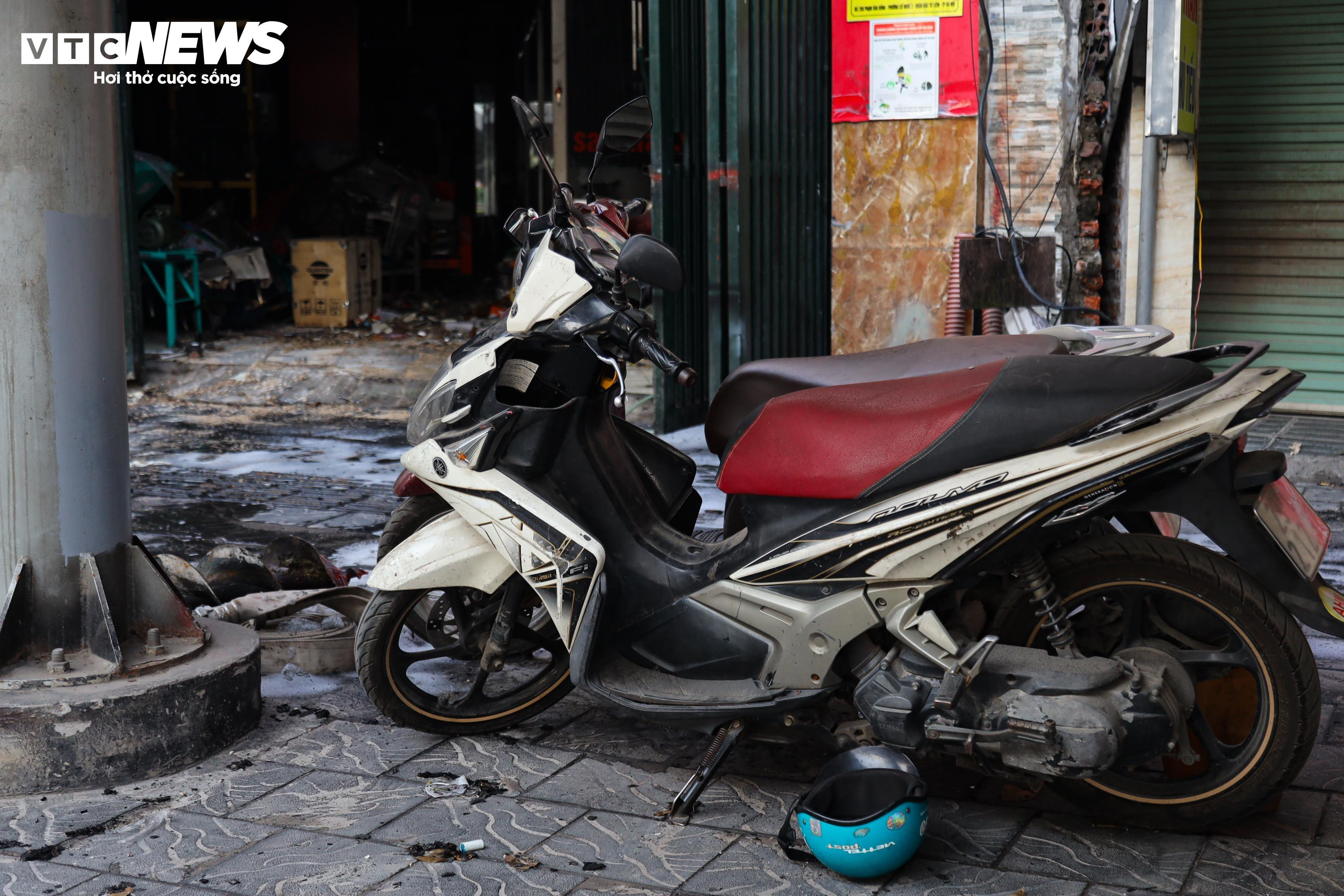 Hiện trường tan hoang sau vụ cháy quán cà phê ở Hà Nội, 11 người tử vong - 9