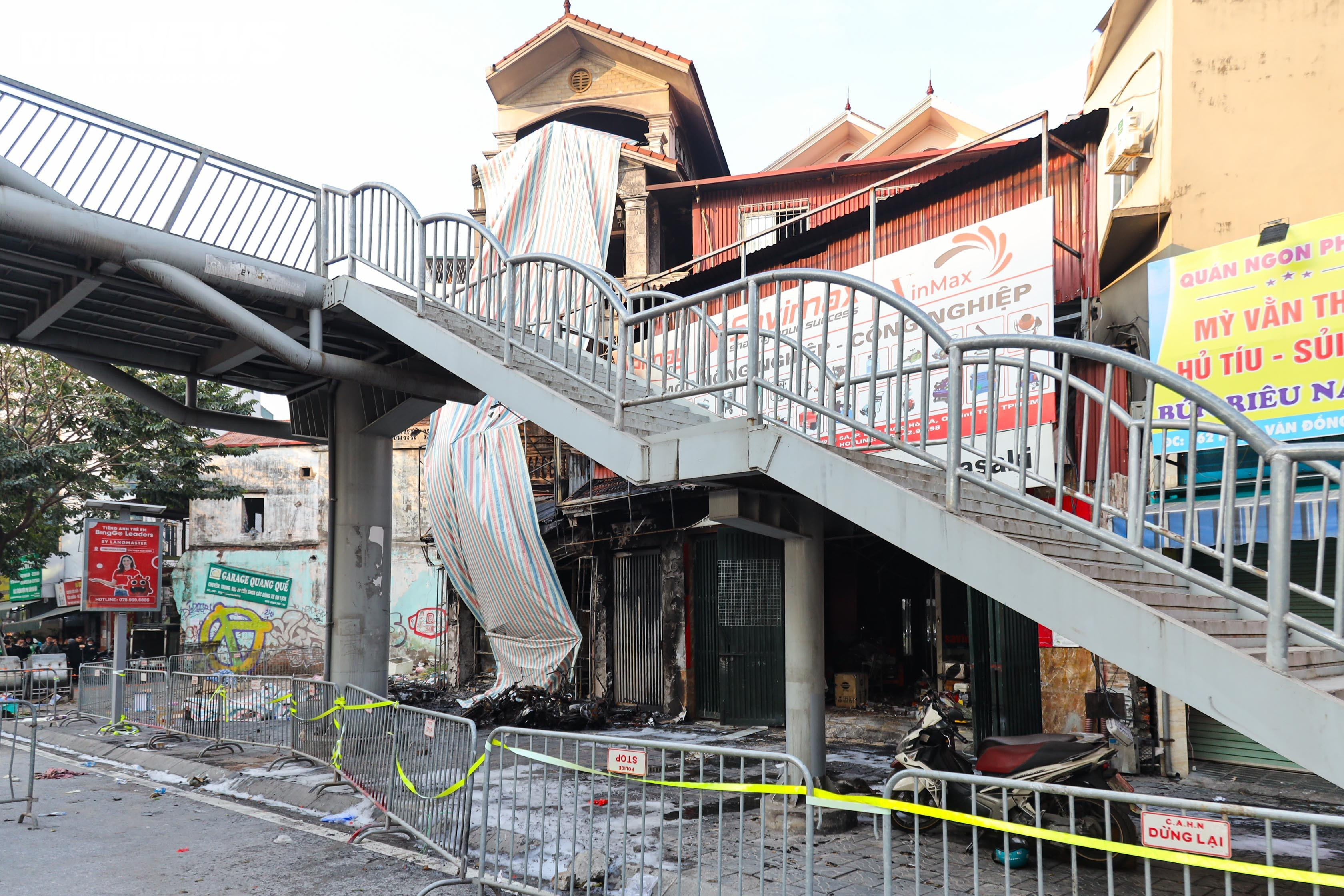 Hiện trường tan hoang sau vụ cháy quán cà phê ở Hà Nội, 11 người tử vong - 14