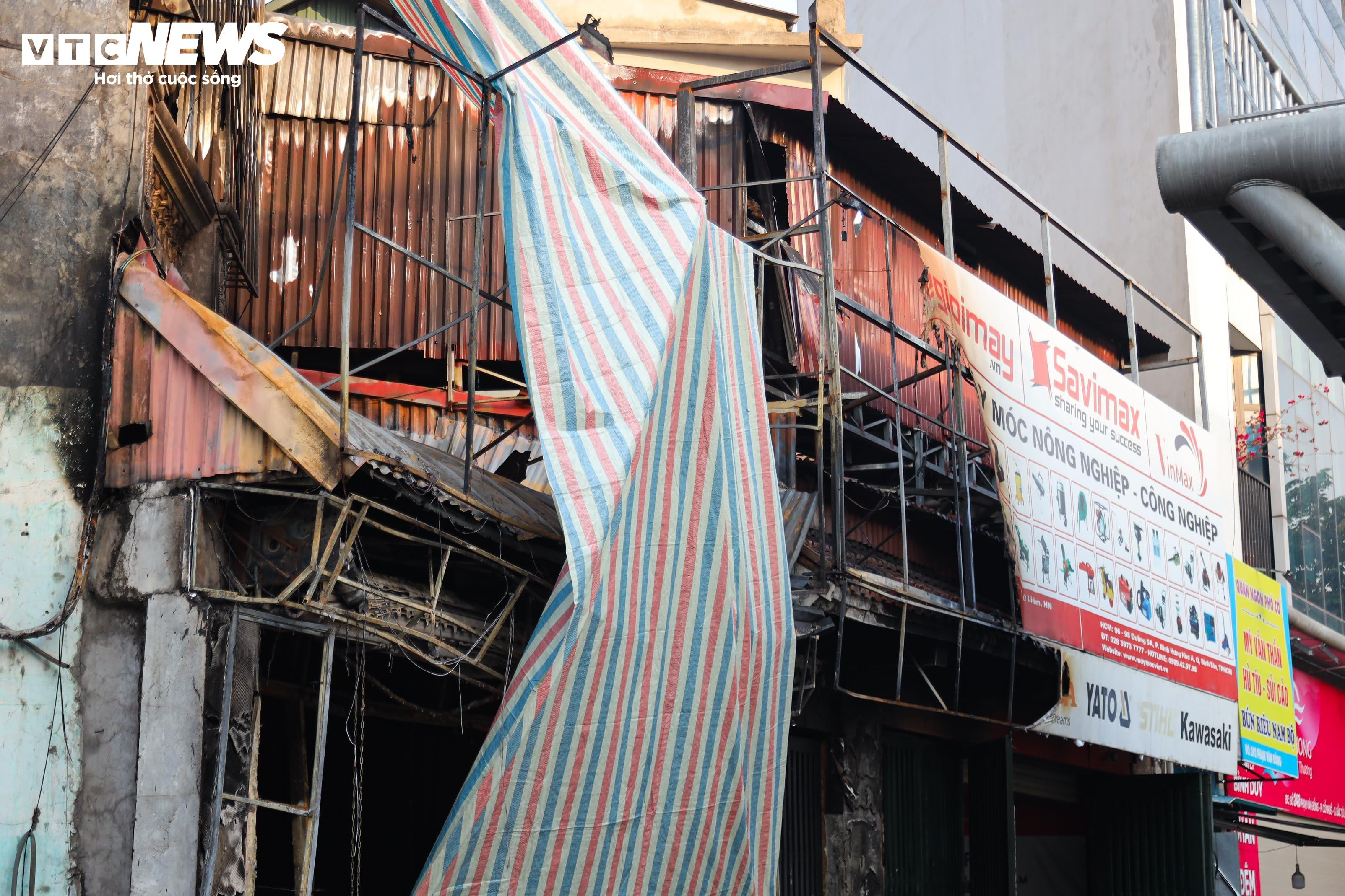 Hiện trường tan hoang sau vụ cháy quán cà phê ở Hà Nội, 11 người tử vong - 6