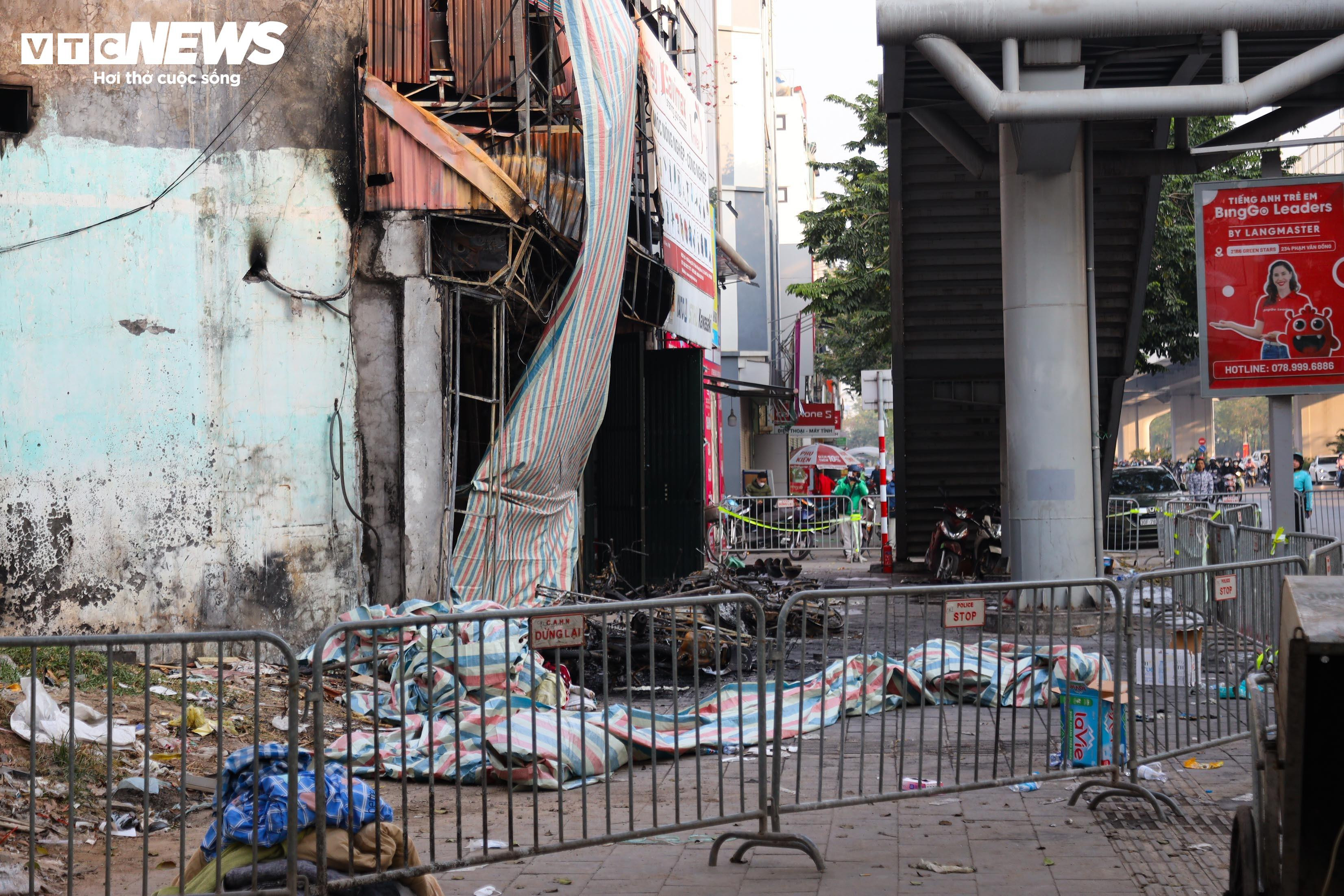 Hiện trường tan hoang sau vụ cháy quán cà phê ở Hà Nội, 11 người tử vong - 1