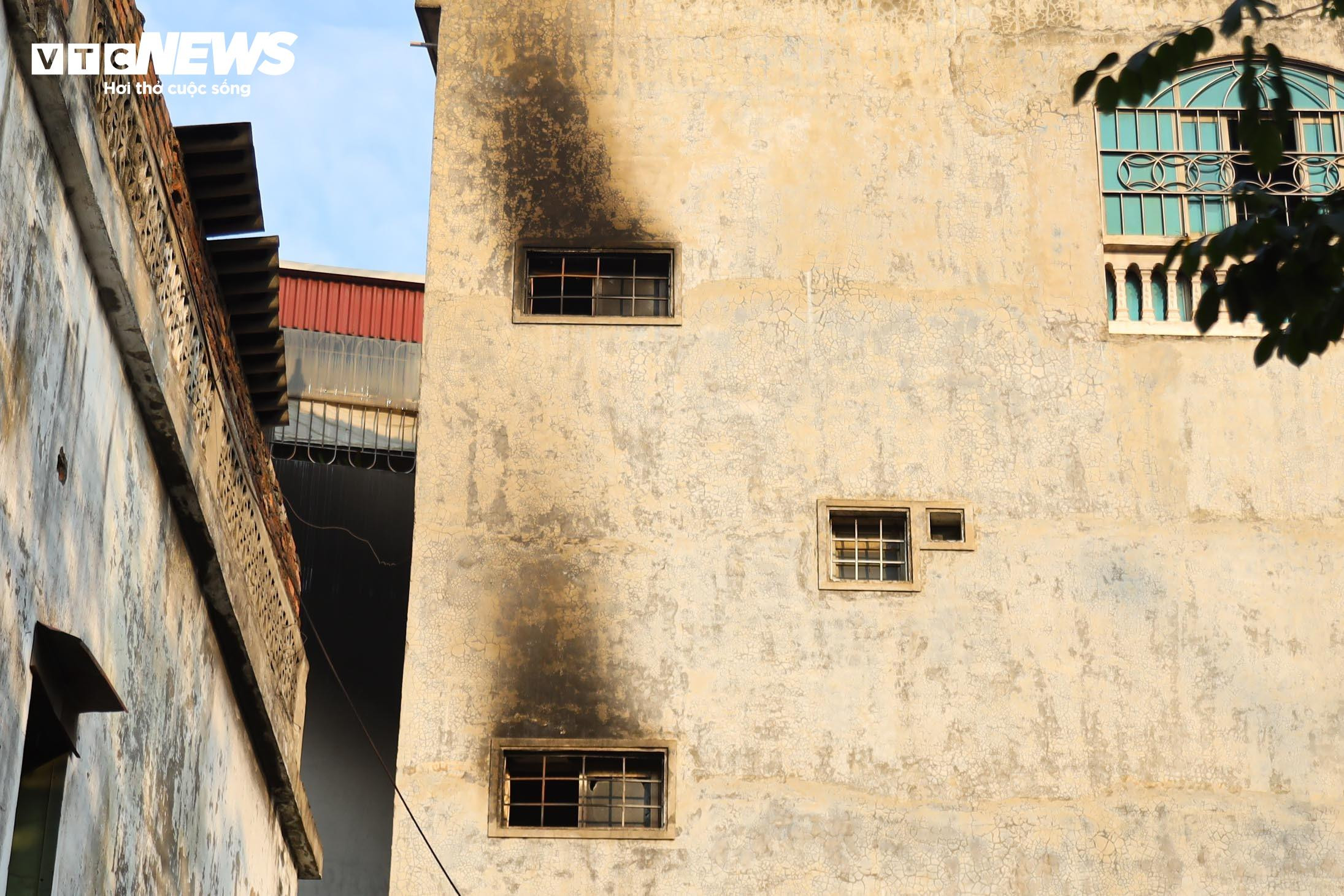 Hiện trường tan hoang sau vụ cháy quán cà phê ở Hà Nội, 11 người tử vong - 11