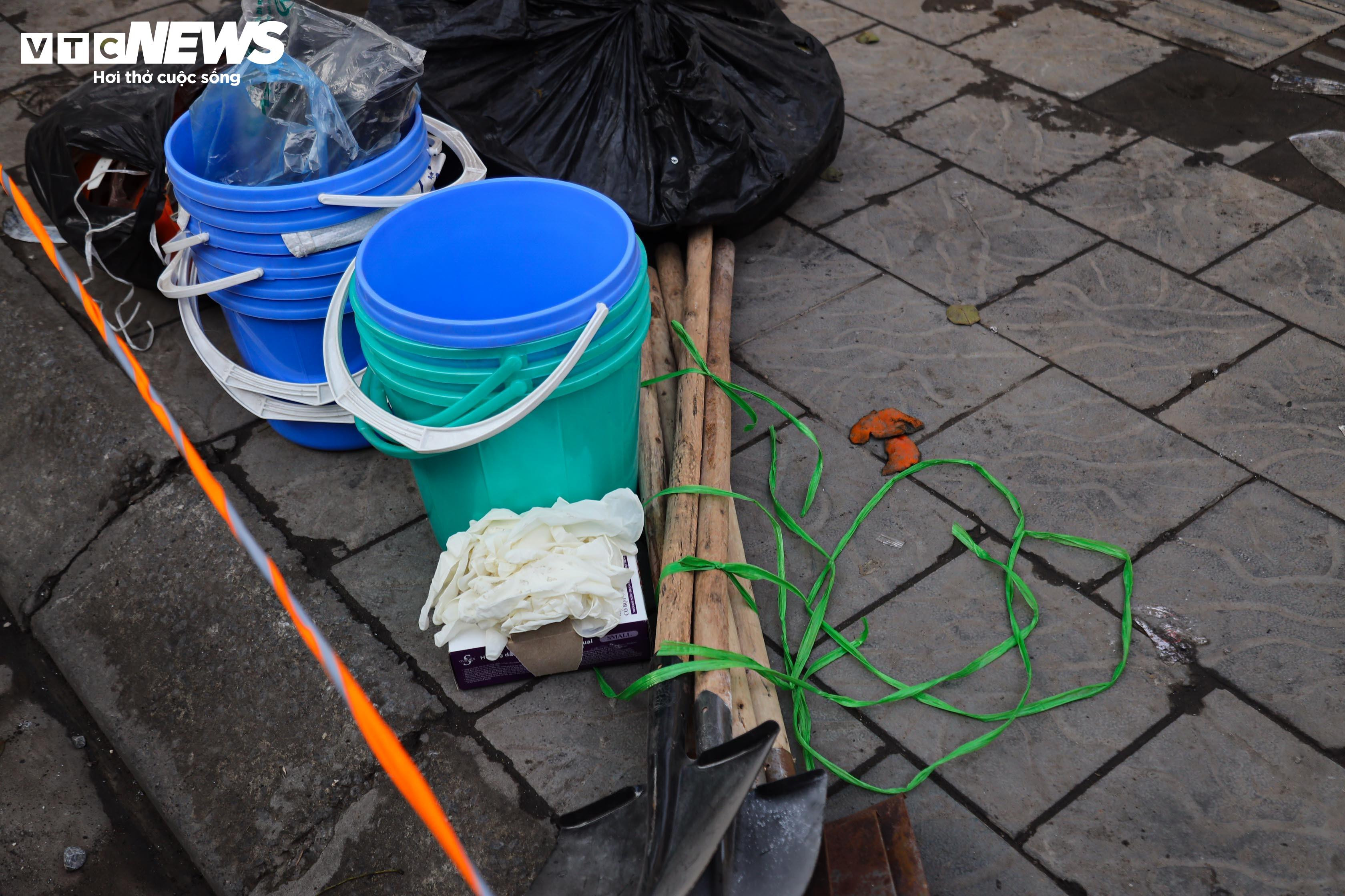 Hiện trường tan hoang sau vụ cháy quán cà phê ở Hà Nội, 11 người tử vong - 12