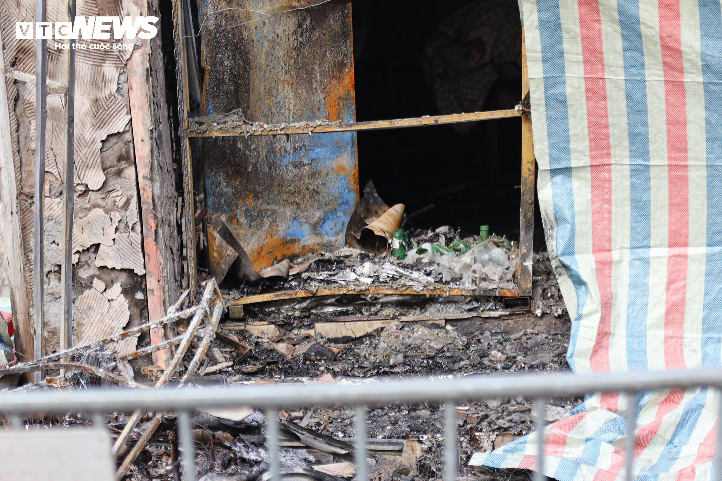 Hiện trường tan hoang sau vụ cháy quán cà phê ở Hà Nội, 11 người tử vong - 5