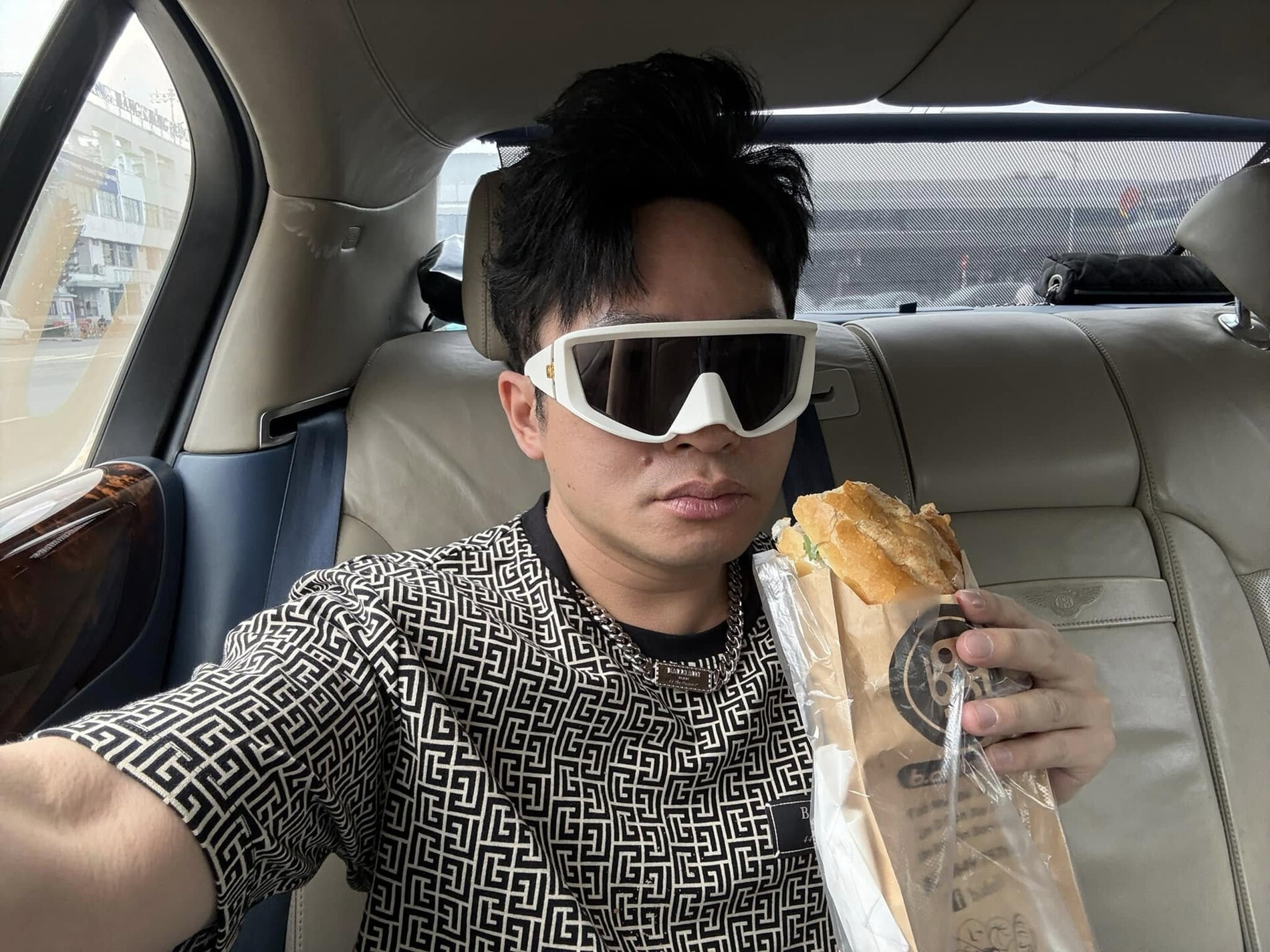 Sao Việt 21/12: Midu tình tứ bên ông xã, Nhã Phương khác lạ khó nhận ra - 9