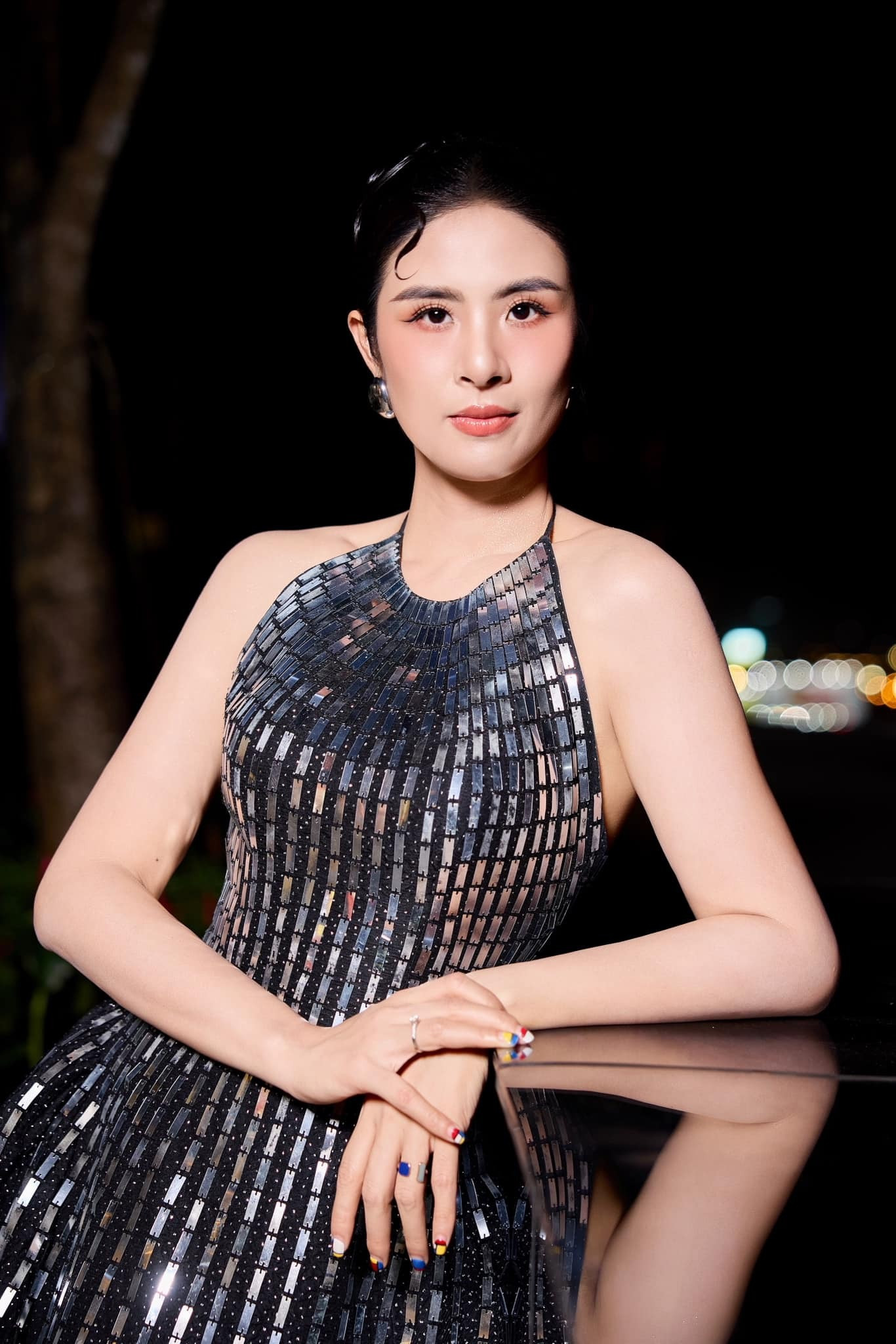 Sao Việt 21/12: Midu tình tứ bên ông xã, Nhã Phương khác lạ khó nhận ra - 11