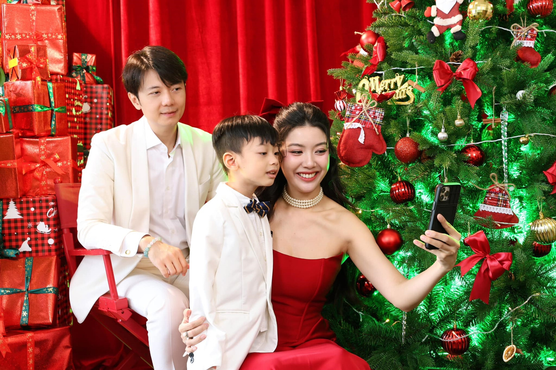 Sao Việt 21/12: Midu tình tứ bên ông xã, Nhã Phương khác lạ khó nhận ra - 14