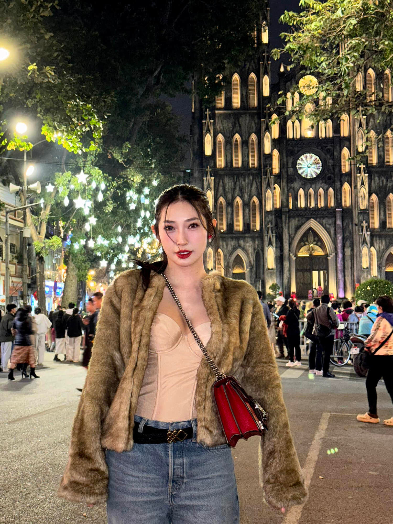 Sao Việt 21/12: Midu tình tứ bên ông xã, Nhã Phương khác lạ khó nhận ra - 6