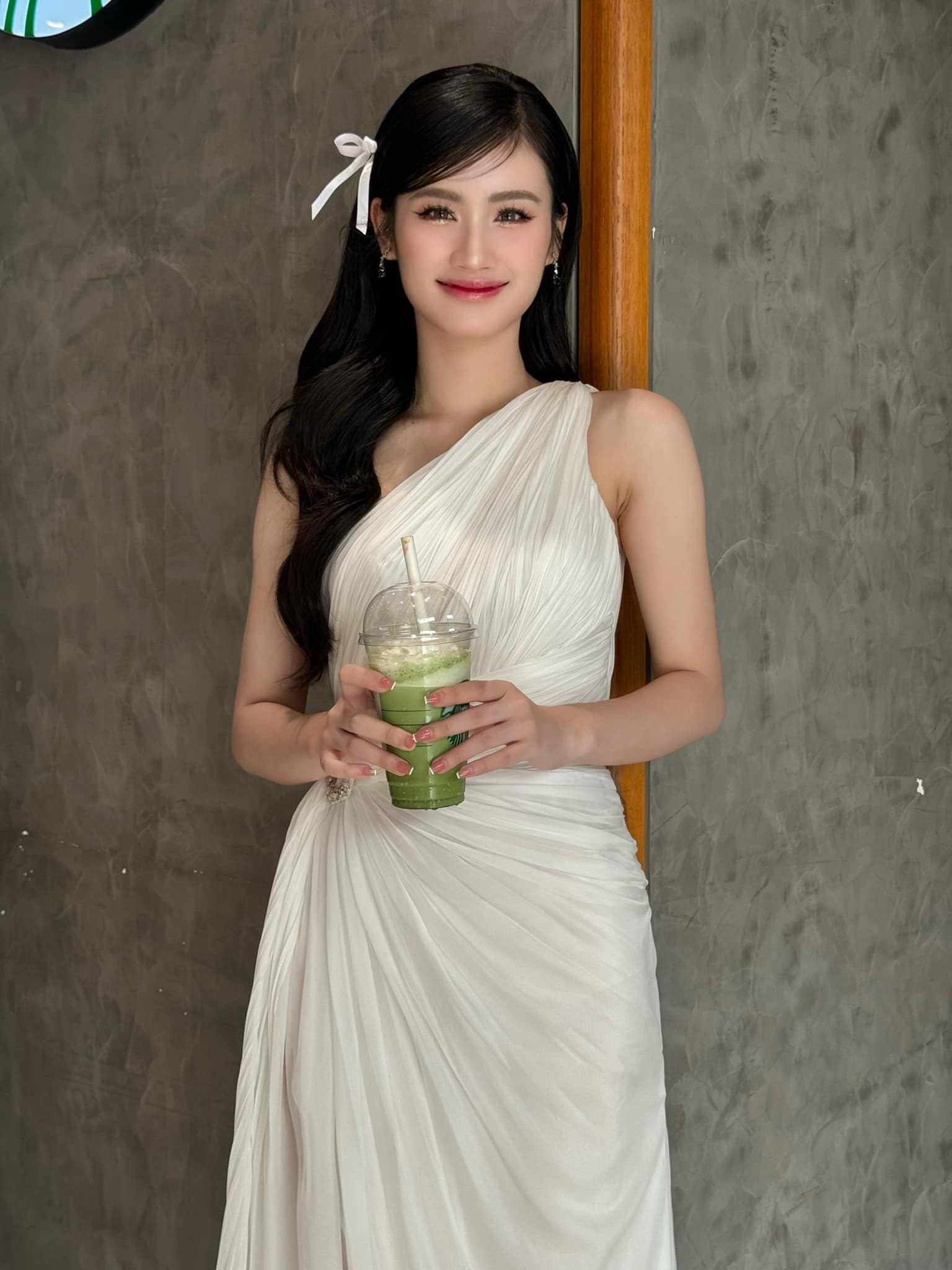 Sao Việt 22/12: Thanh Hằng trêu đùa ông xã, Hoa hậu Ý Nhi xinh đẹp sau 'dao kéo' - 1