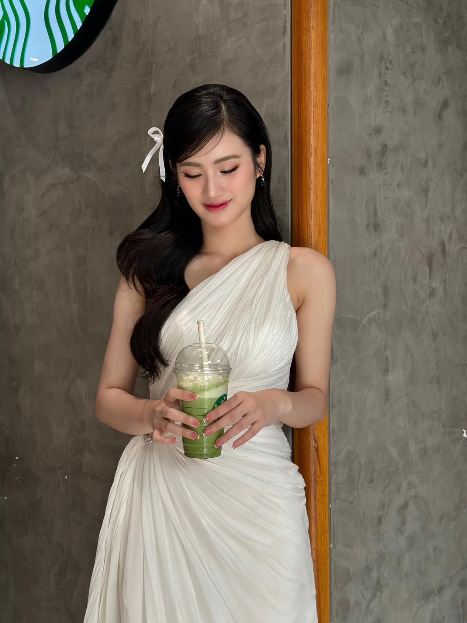 Sao Việt 22/12: Thanh Hằng trêu đùa ông xã, Hoa hậu Ý Nhi xinh đẹp sau 'dao kéo' - 2