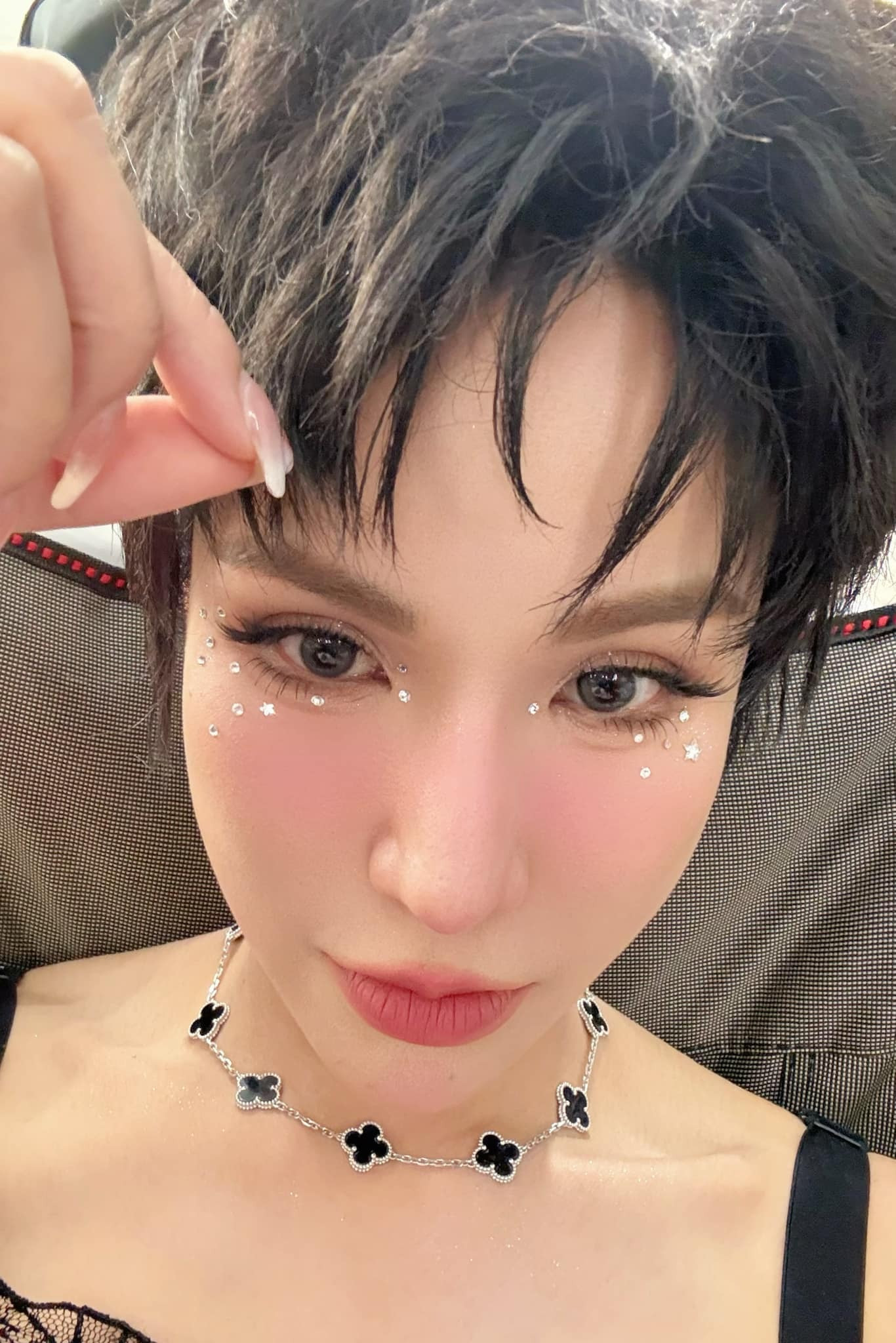 Sao Việt 22/12: Thanh Hằng trêu đùa ông xã, Hoa hậu Ý Nhi xinh đẹp sau 'dao kéo' - 6