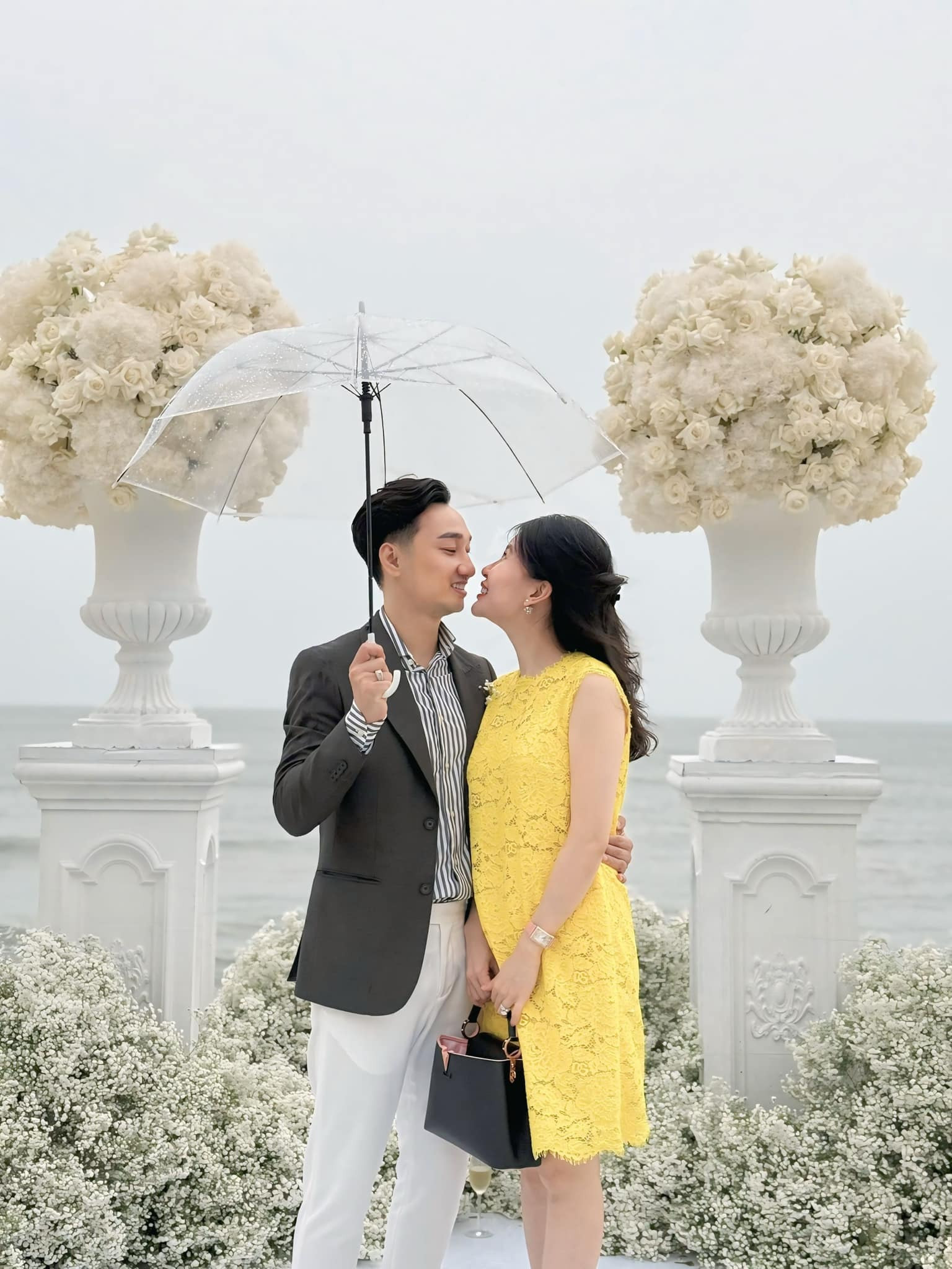 Sao Việt 22/12: Thanh Hằng trêu đùa ông xã, Hoa hậu Ý Nhi xinh đẹp sau 'dao kéo' - 9