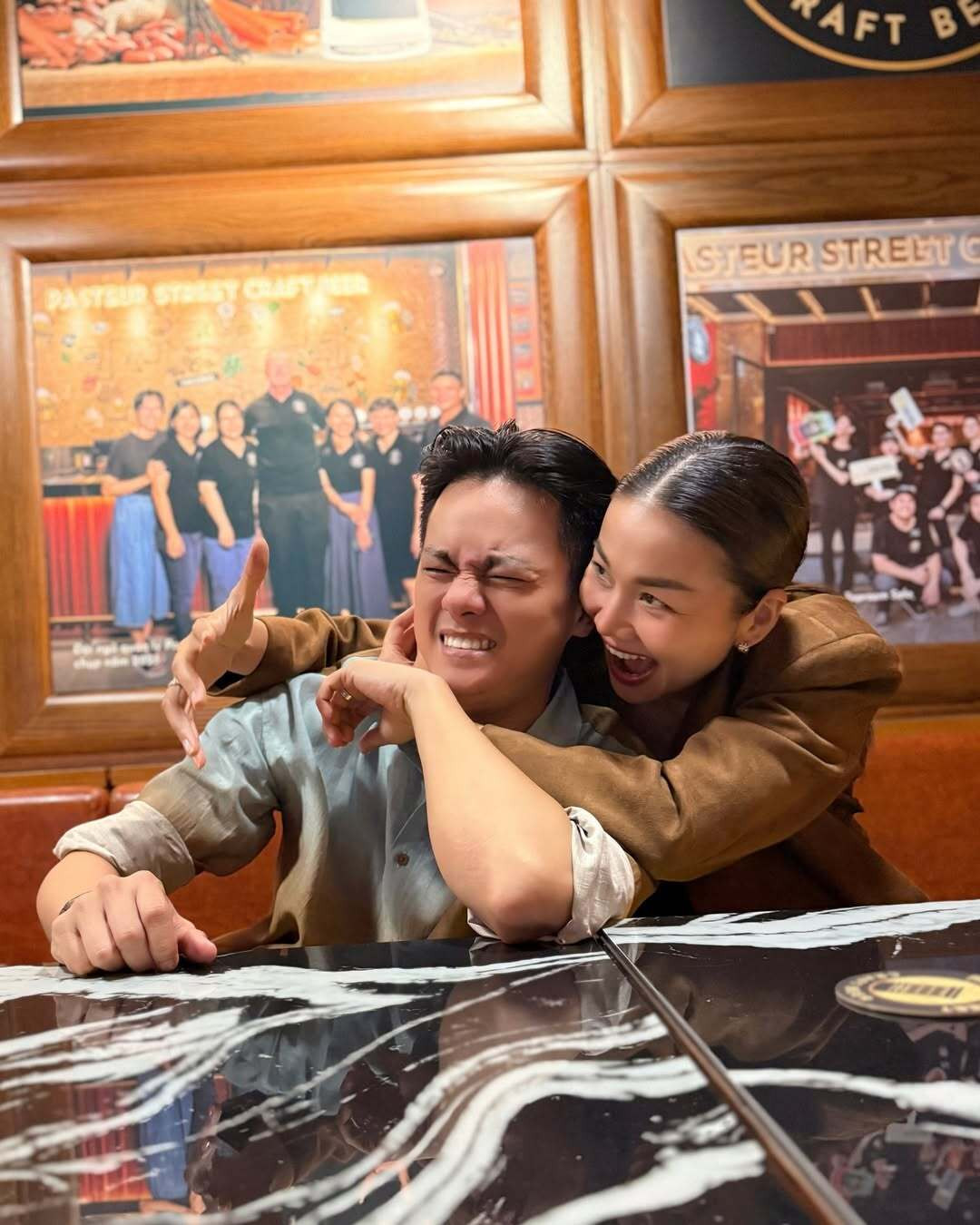 Sao Việt 22/12: Thanh Hằng trêu đùa ông xã, Hoa hậu Ý Nhi xinh đẹp sau 'dao kéo' - 4