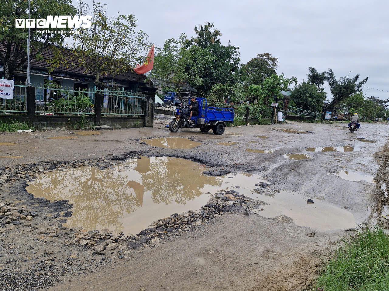 Quốc lộ 14E nát như tương, ổ voi ổ gà xuất hiện chi chít - 4