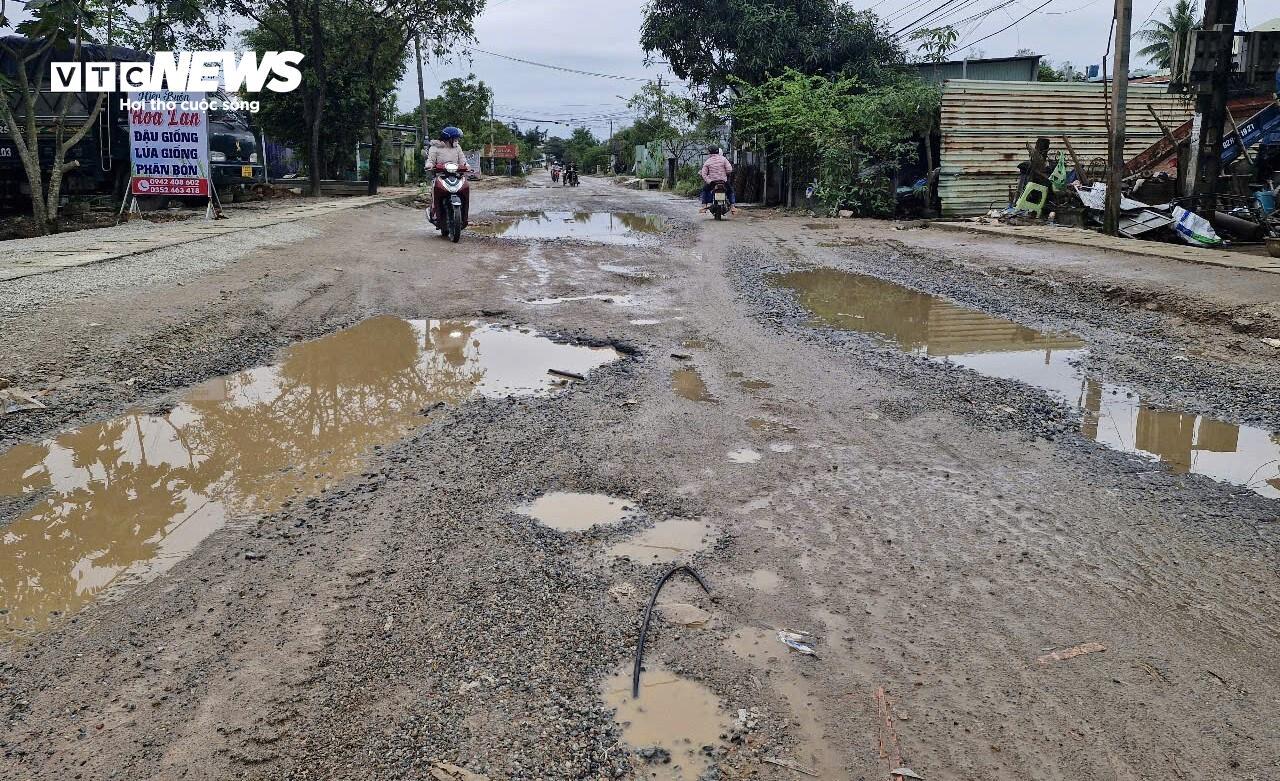 Quốc lộ 14E nát như tương, ổ voi ổ gà xuất hiện chi chít - 5
