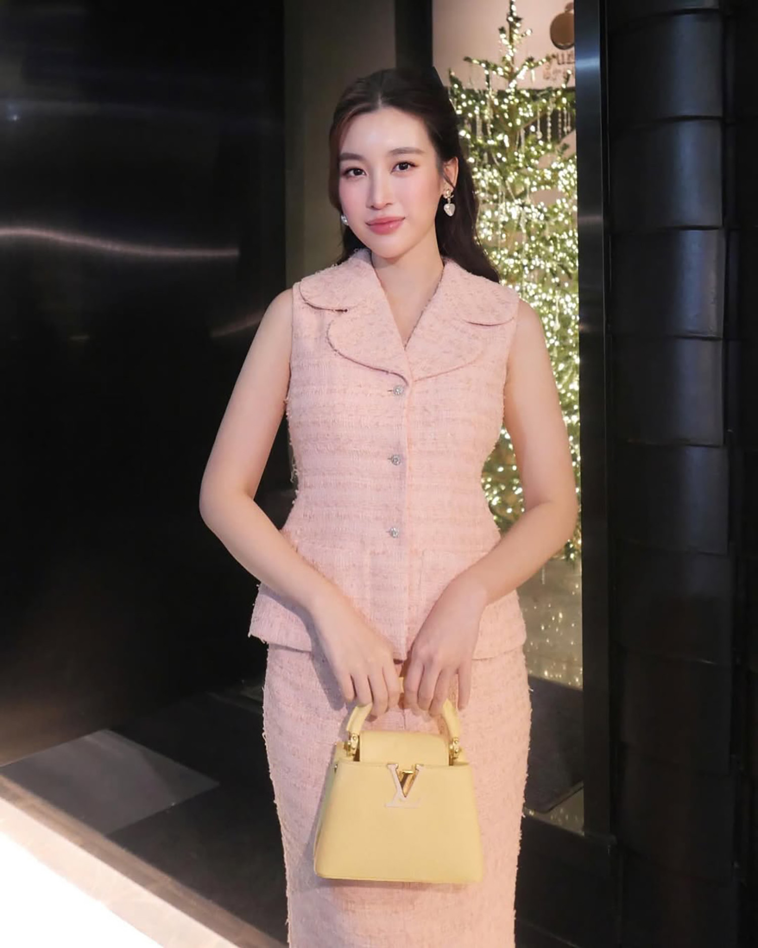 Sao Việt 23/12: Đỗ Mỹ Linh đẹp mặn mà, Nhật Kim Anh khoe bụng bầu gợi cảm - 1