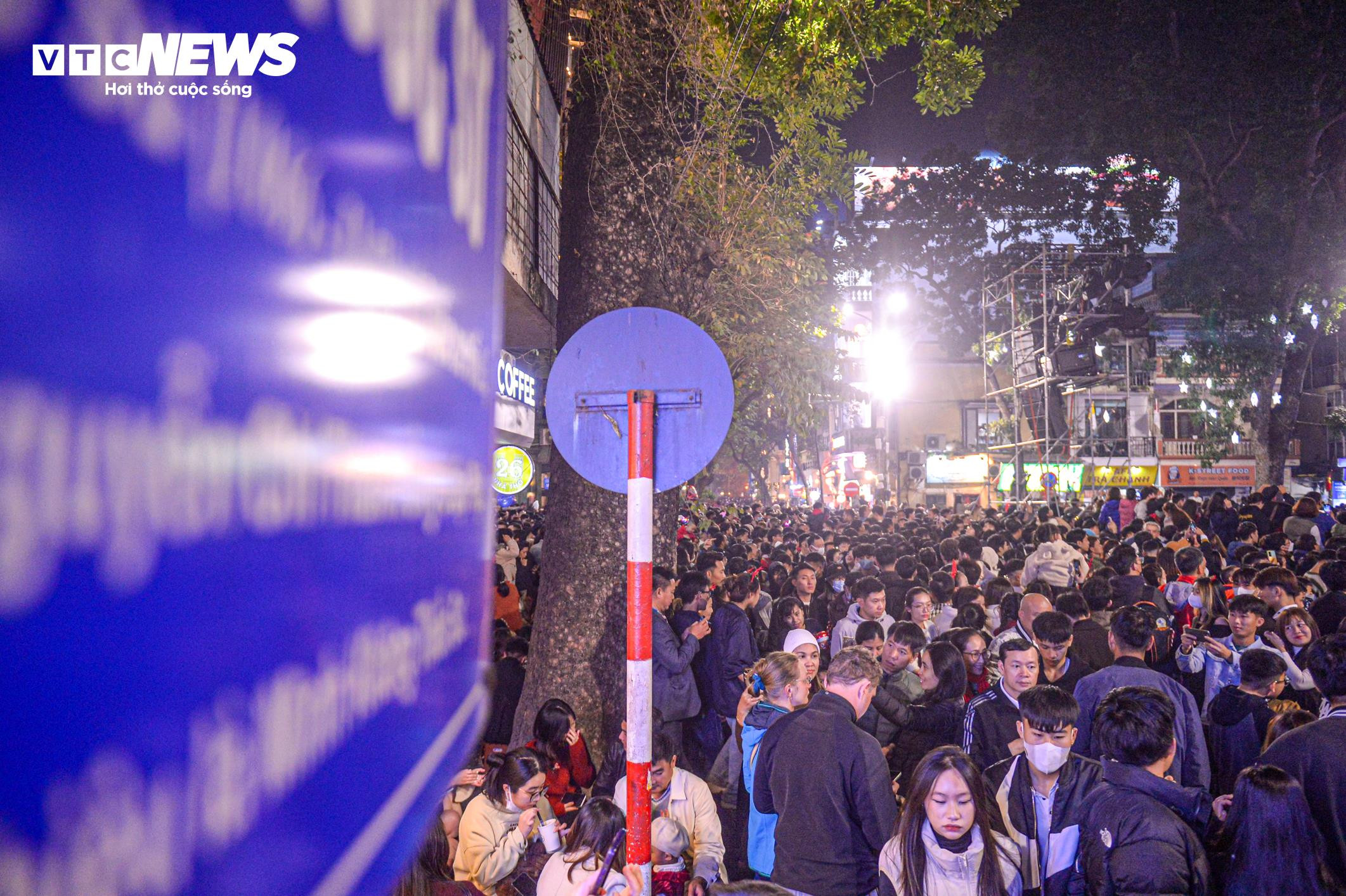 Trẻ nhỏ bơ phờ, ngồi trên lưng bố mẹ vượt biển người đêm Giáng sinh - 7