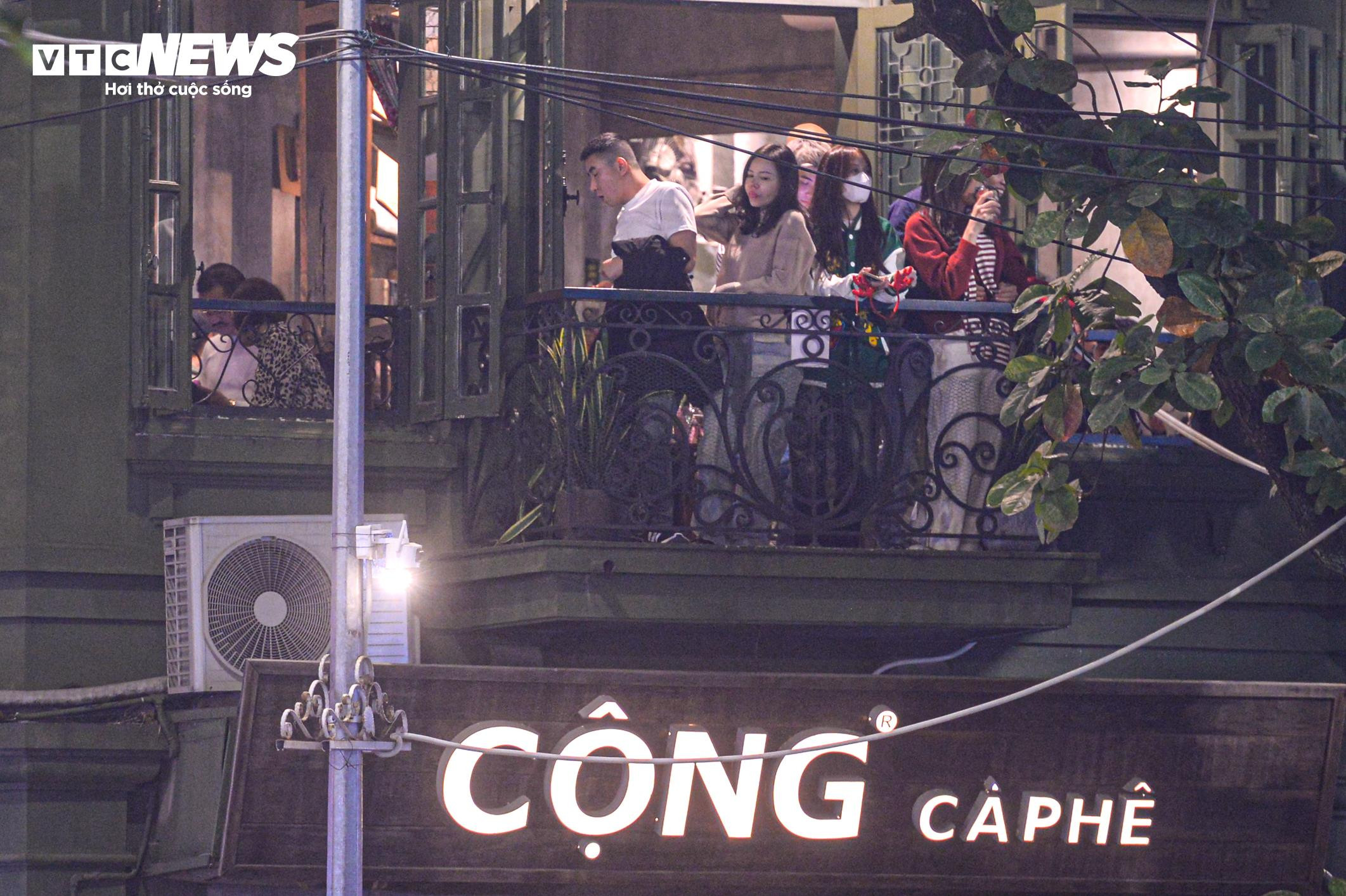 Trẻ nhỏ bơ phờ, ngồi trên lưng bố mẹ vượt biển người đêm Giáng sinh - 3