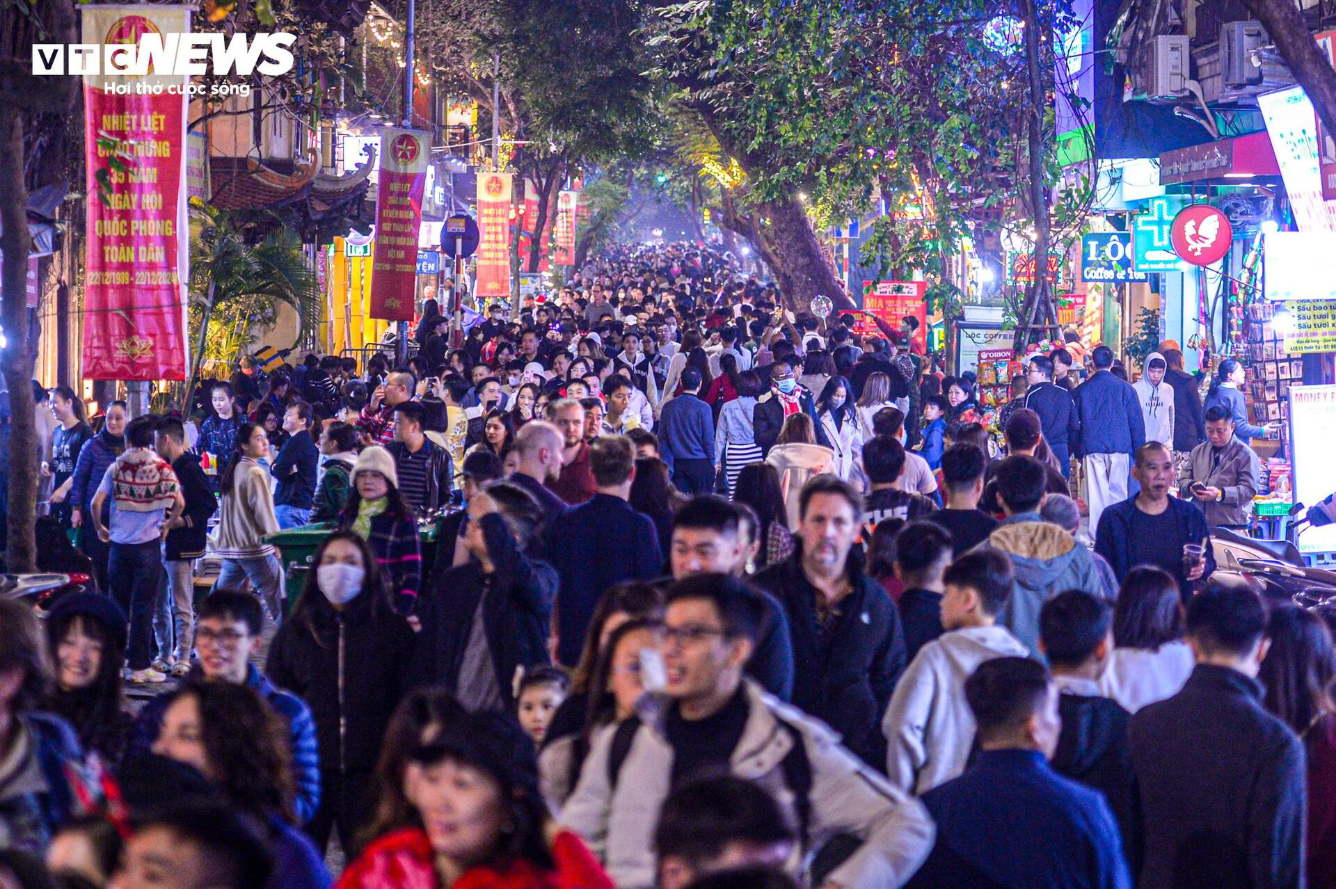 Trẻ nhỏ bơ phờ, ngồi trên lưng bố mẹ vượt biển người đêm Giáng sinh - 5