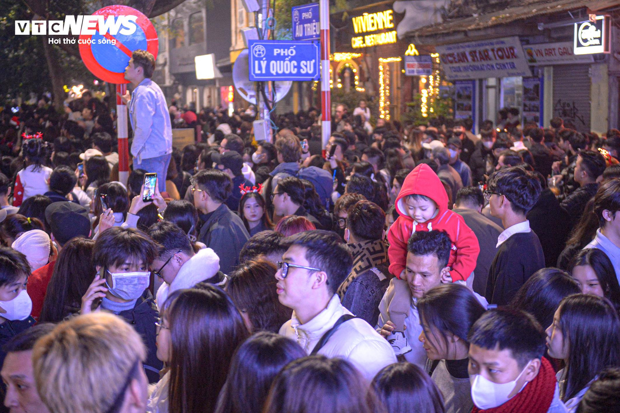 Trẻ nhỏ bơ phờ, ngồi trên lưng bố mẹ vượt biển người đêm Giáng sinh - 8