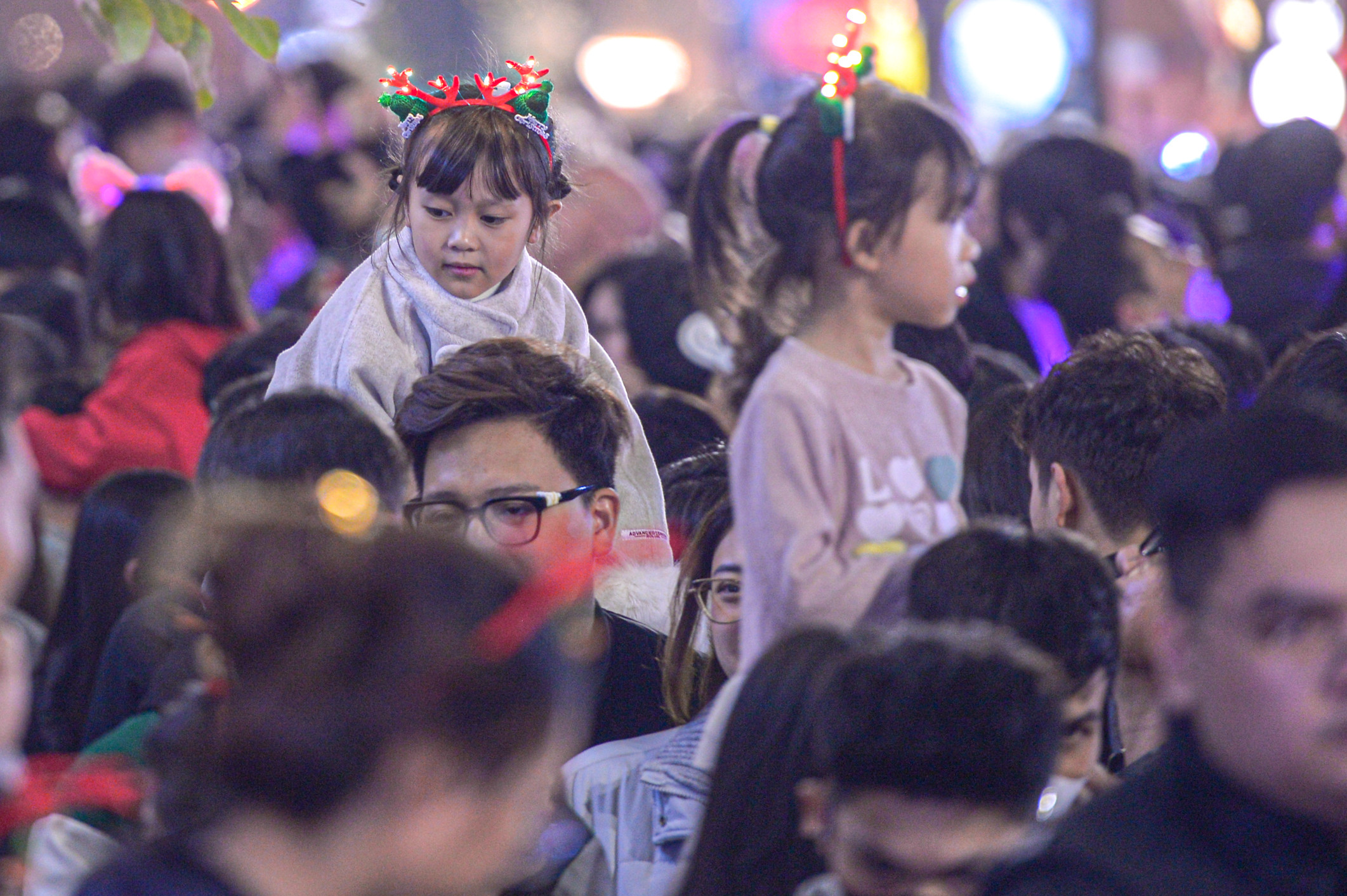 Trẻ nhỏ bơ phờ, ngồi trên lưng bố mẹ vượt biển người đêm Giáng sinh - 9