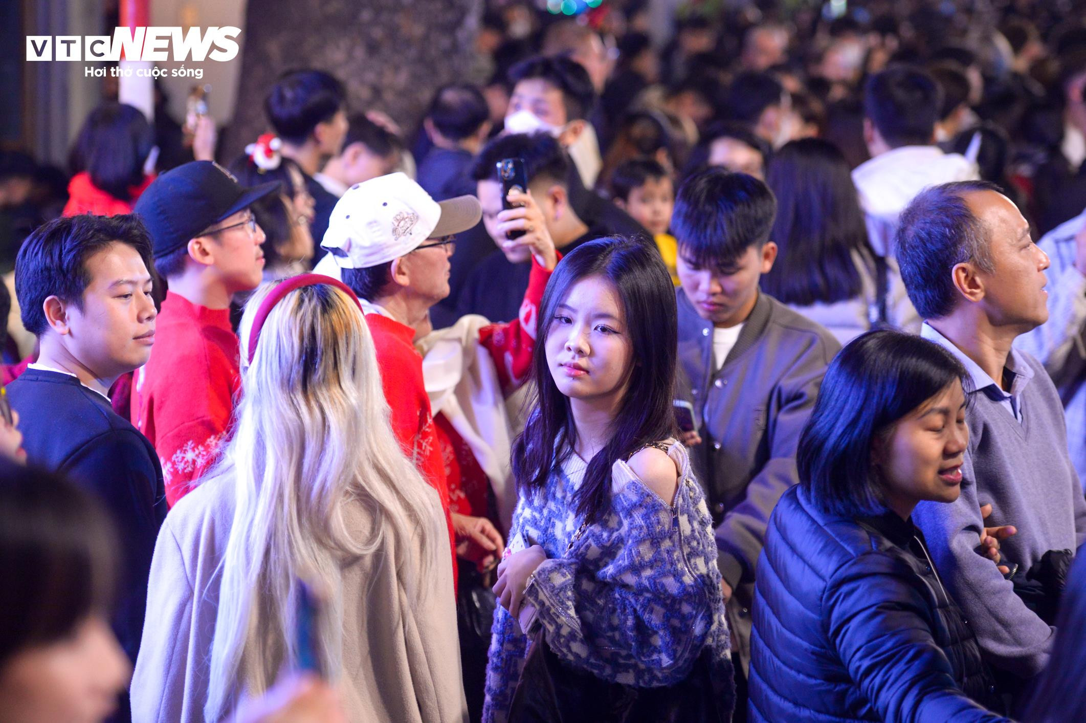 Trẻ nhỏ bơ phờ, ngồi trên lưng bố mẹ vượt biển người đêm Giáng sinh - 12