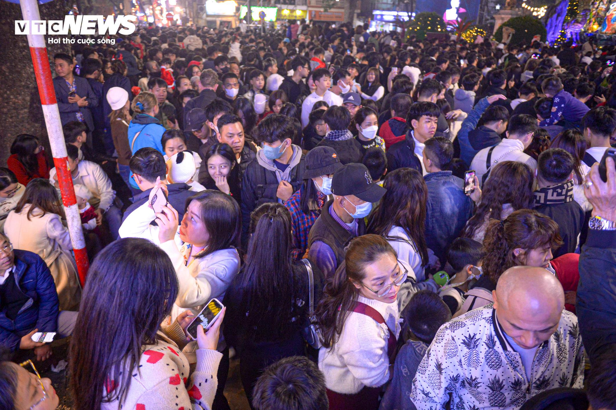 Trẻ nhỏ bơ phờ, ngồi trên lưng bố mẹ vượt biển người đêm Giáng sinh - 13