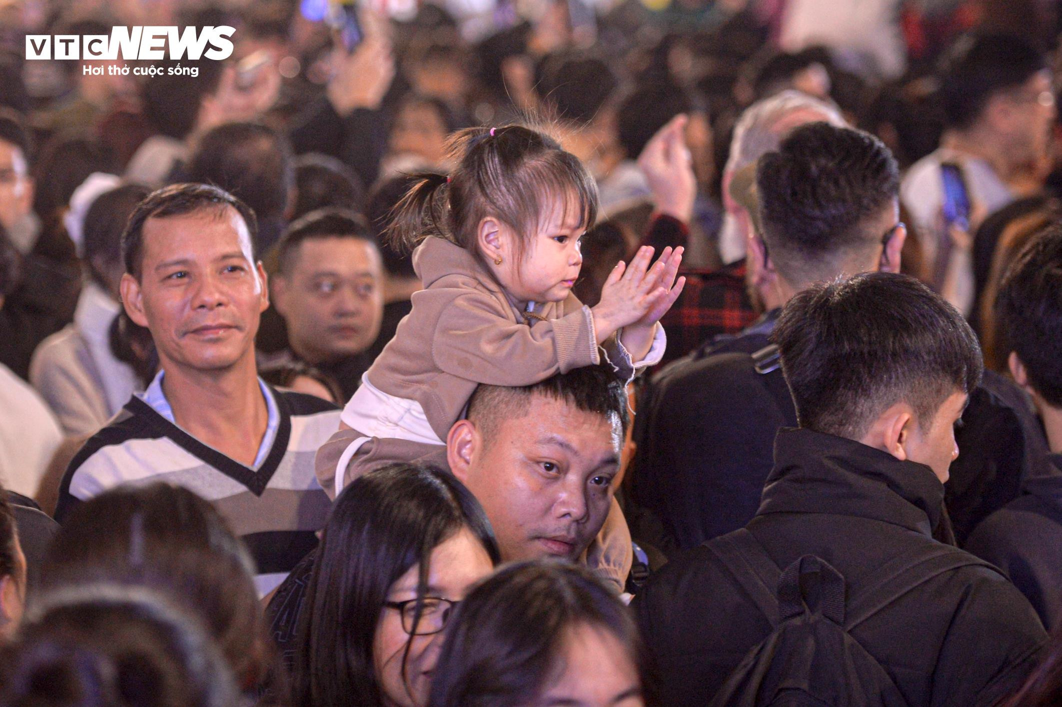 Trẻ nhỏ bơ phờ, ngồi trên lưng bố mẹ vượt biển người đêm Giáng sinh - 11