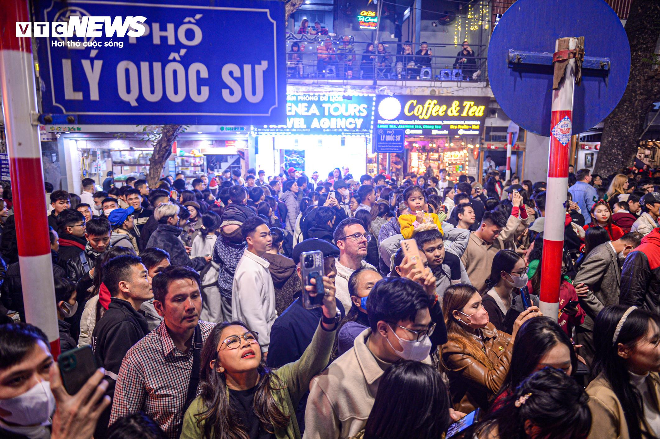 Trẻ nhỏ bơ phờ, ngồi trên lưng bố mẹ vượt biển người đêm Giáng sinh - 6