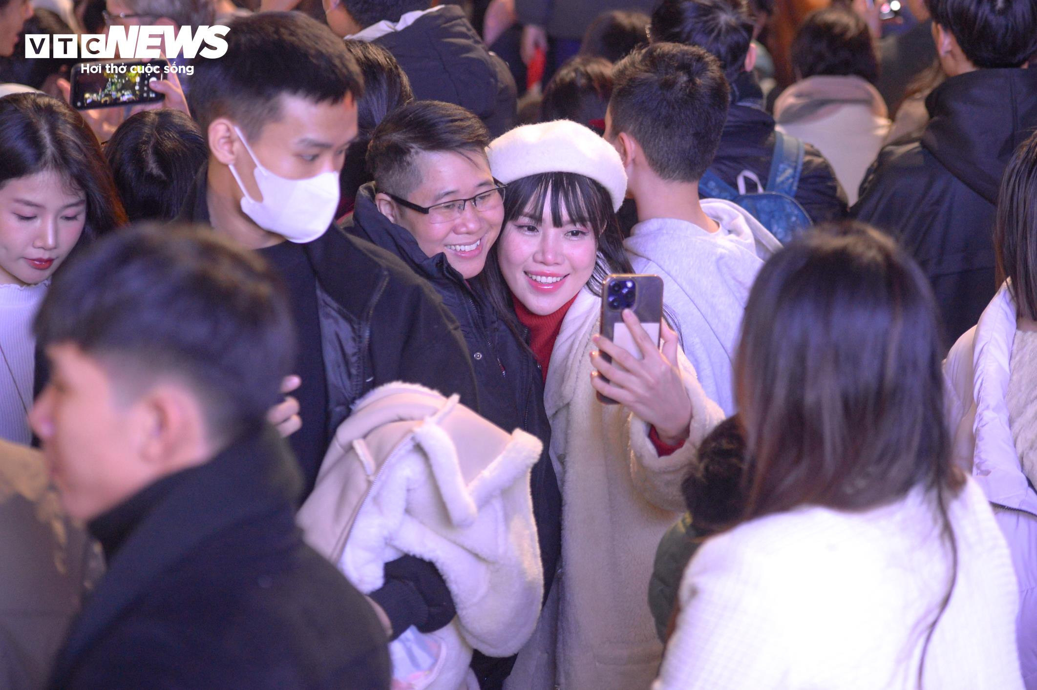 Trẻ nhỏ bơ phờ, ngồi trên lưng bố mẹ vượt biển người đêm Giáng sinh - 16